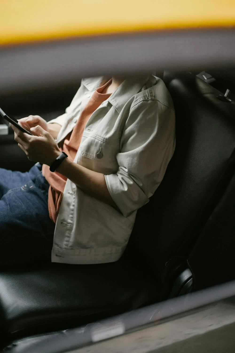 Un hombre enviando mensajes de texto en su Automóvil | Fuente: Pexels