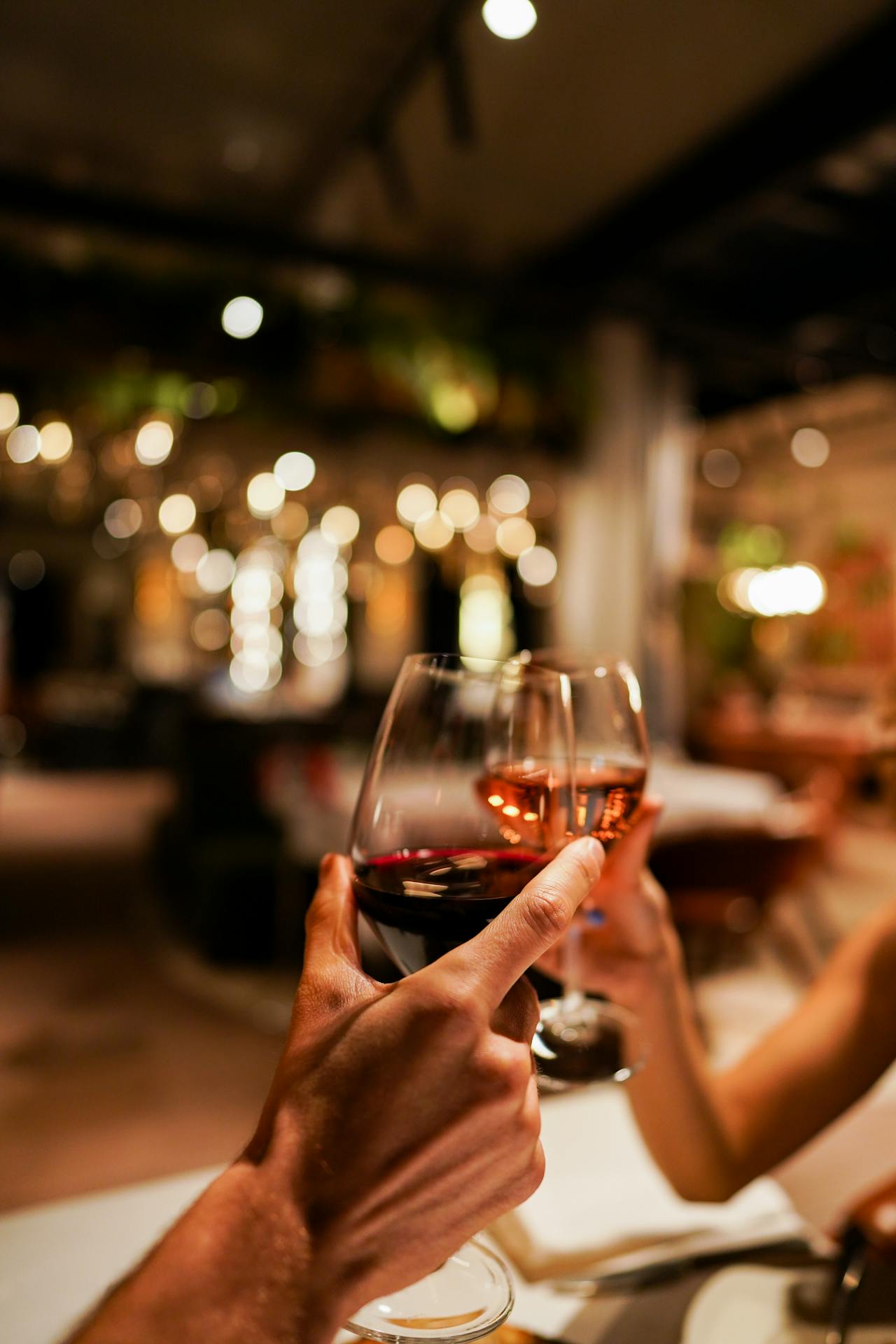 Una pareja brindando con copas de vino | Fuente: Pexels