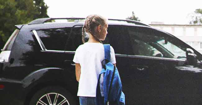 Una niña frente a un auto | Foto: Shutterstock