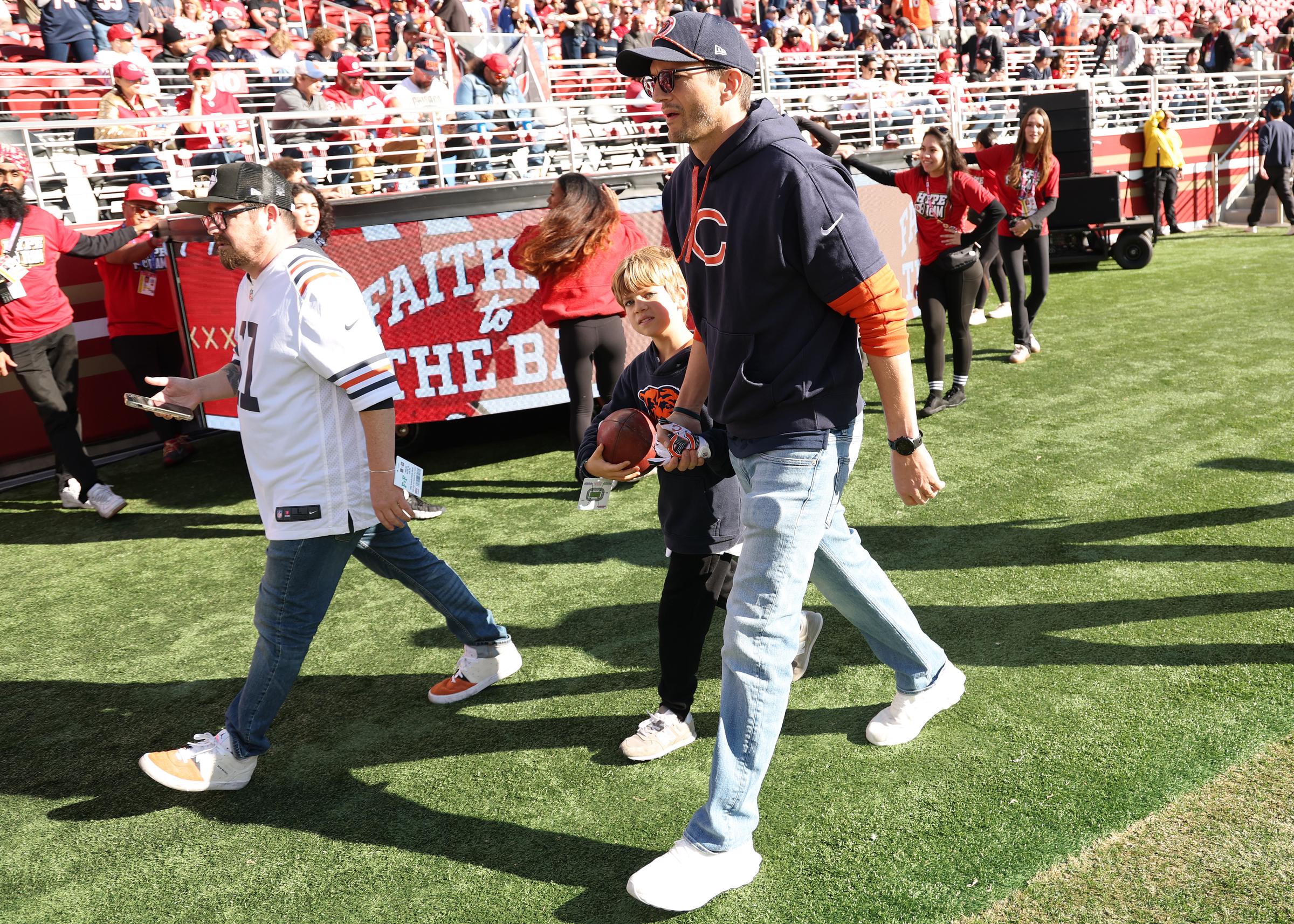 Dimitri y Ashton Kutcher vistos en el partido entre los Chicago Bears y los San Francisco 49ers en Santa Clara, California, el 8 de diciembre de 2024 | Fuente: Getty Images