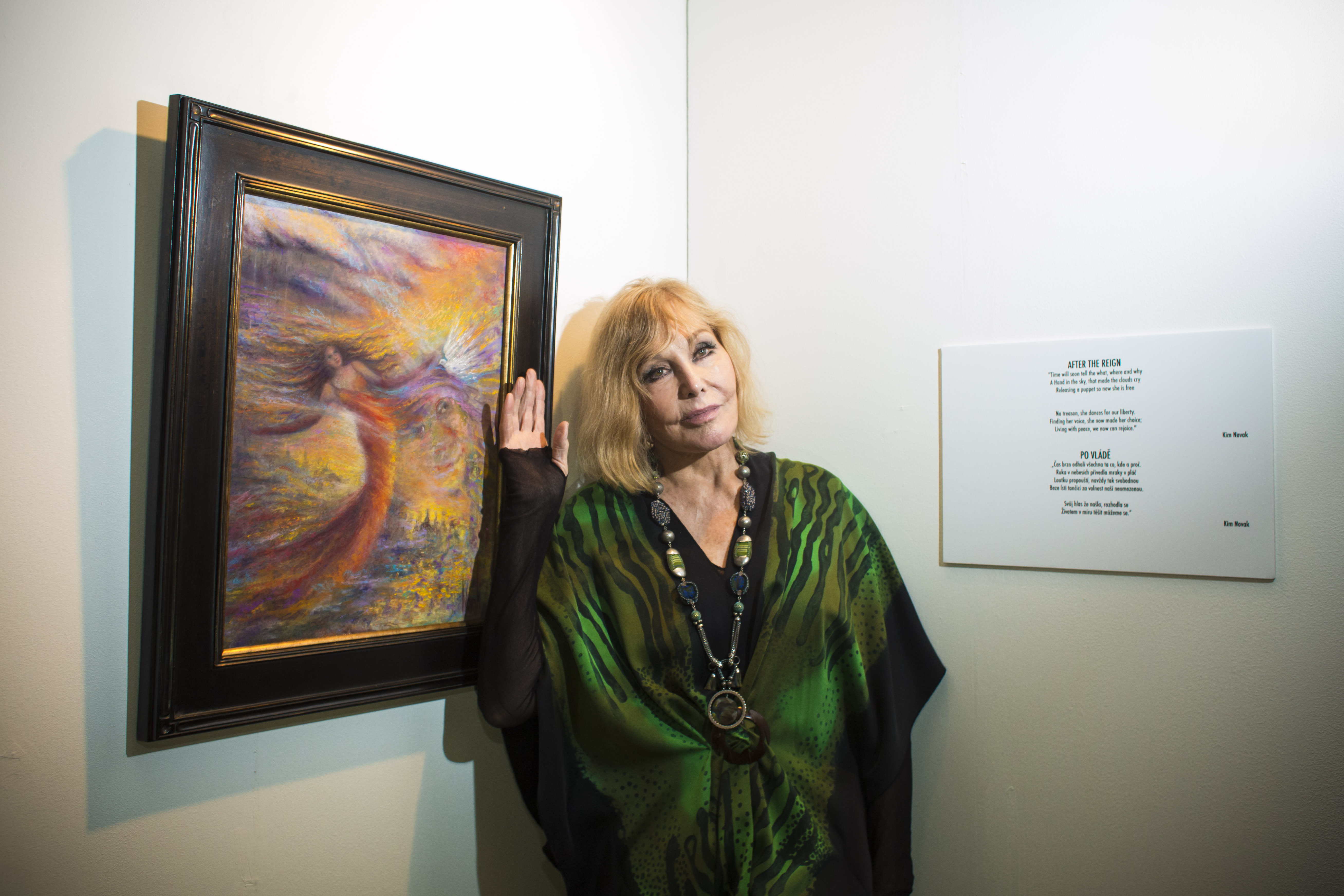 Kim Novak posa junto a uno de sus cuadros en una sesión fotográfica durante el Festival Internacional de Cine de Praga "Febiofest", celebrado en Praga (República Checa), el 20 de marzo de 2015. | Fuente: Getty Images