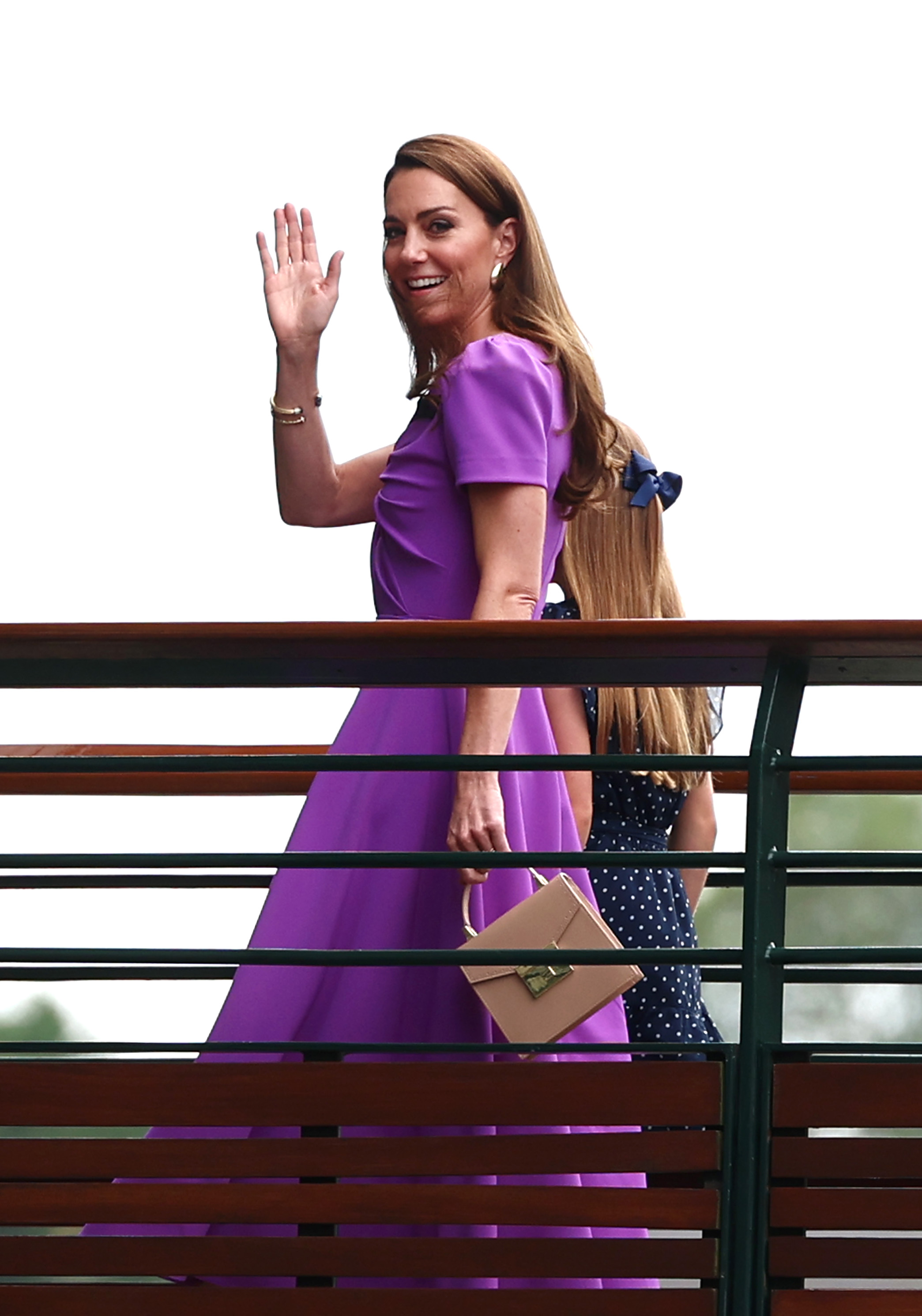 Kate Middleton saluda desde el puente de la pasarela de jugadores durante el Campeonato de Wimbledon 2024 el 14 de julio de 2024, en Londres, Inglaterra | Fuente: Getty Images