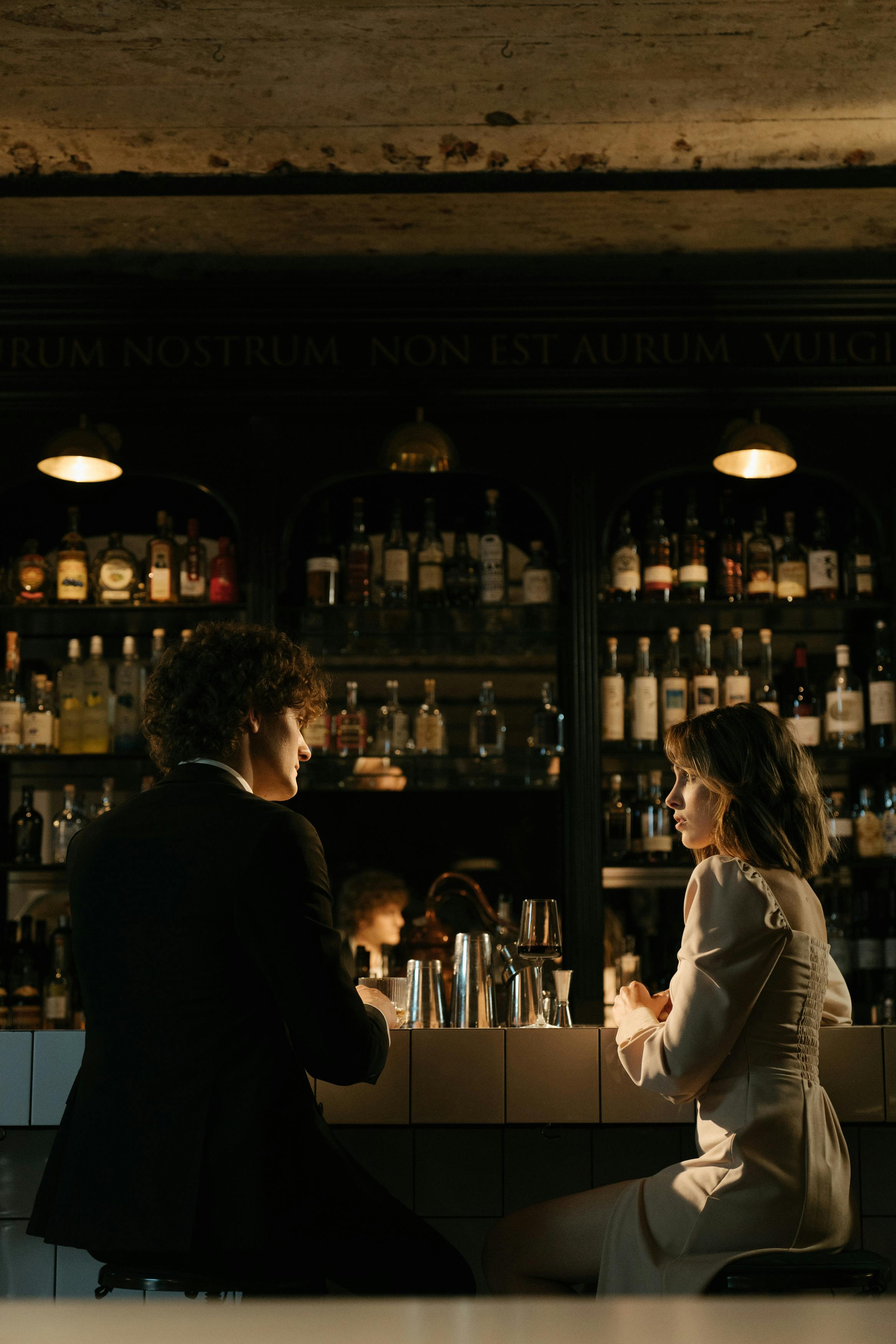 Una pareja en una cita en un bar | Fuente: Pexels