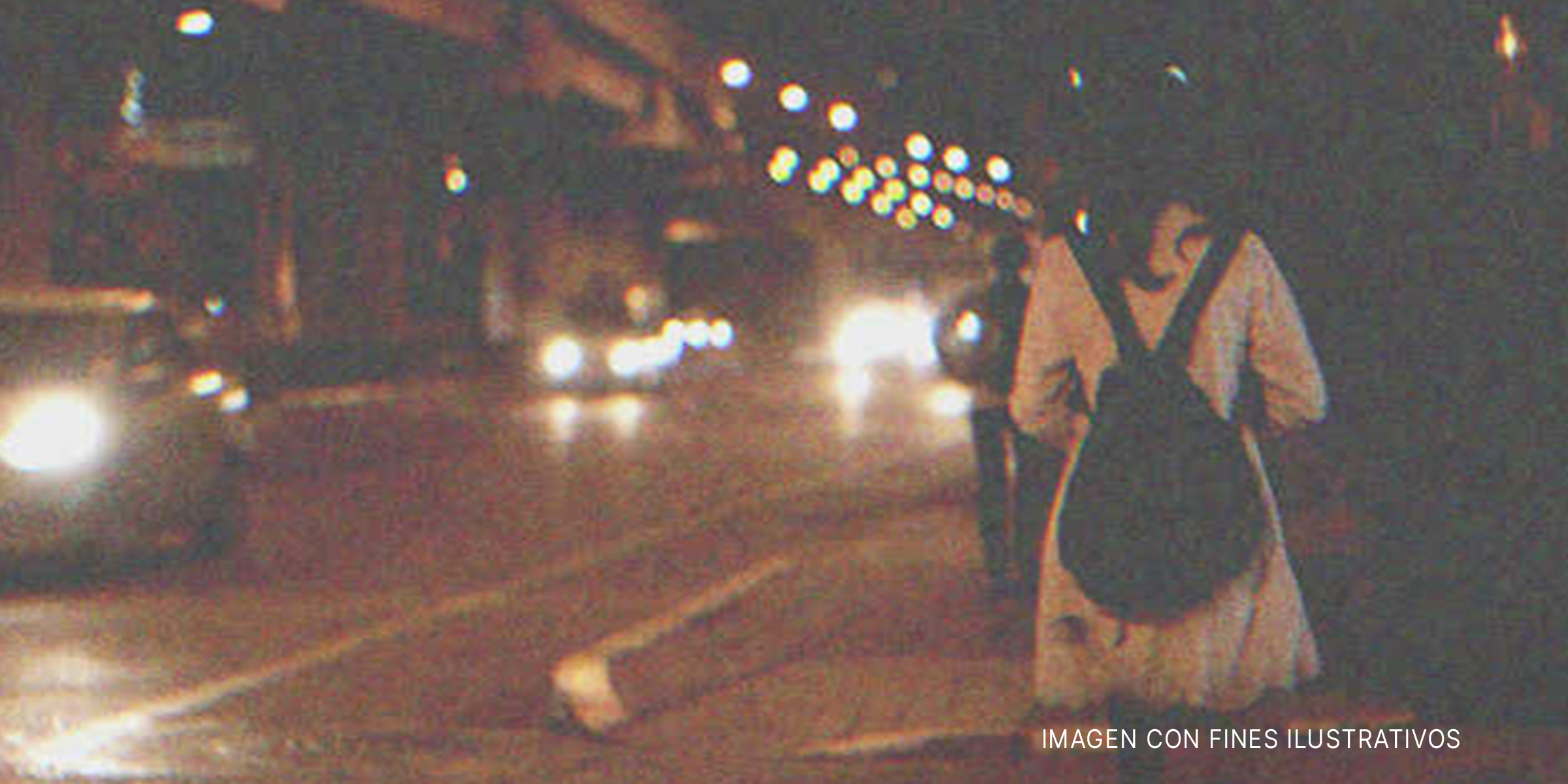 Mujer de espaldas en una calle por la noche. | Foto: Shutterstock
