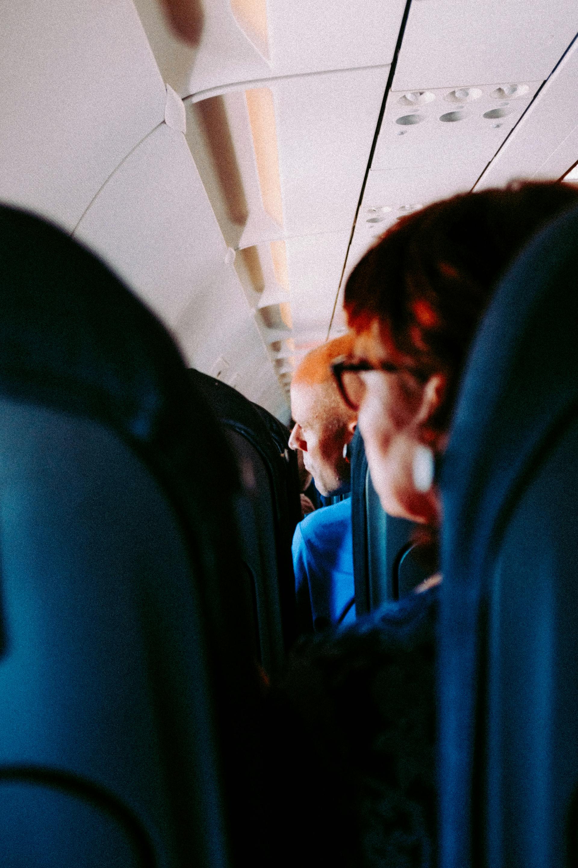 Personas sentadas en un avión | Fuente: Pexels