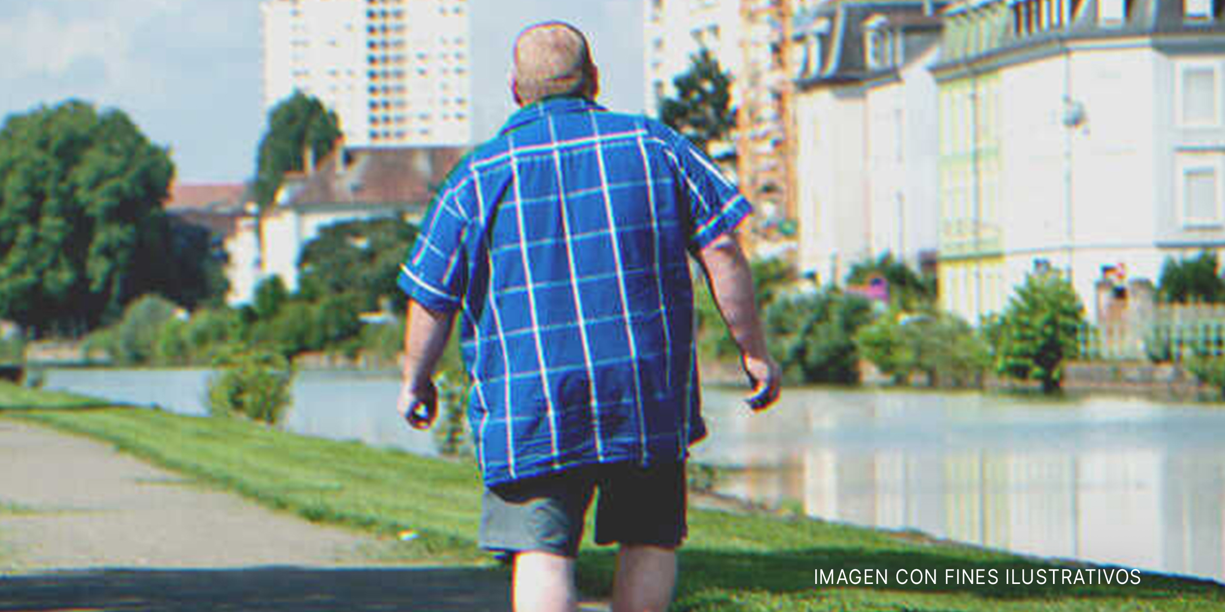 Hombre regordete caminando por la carretera. | Fuente: Shutterstock