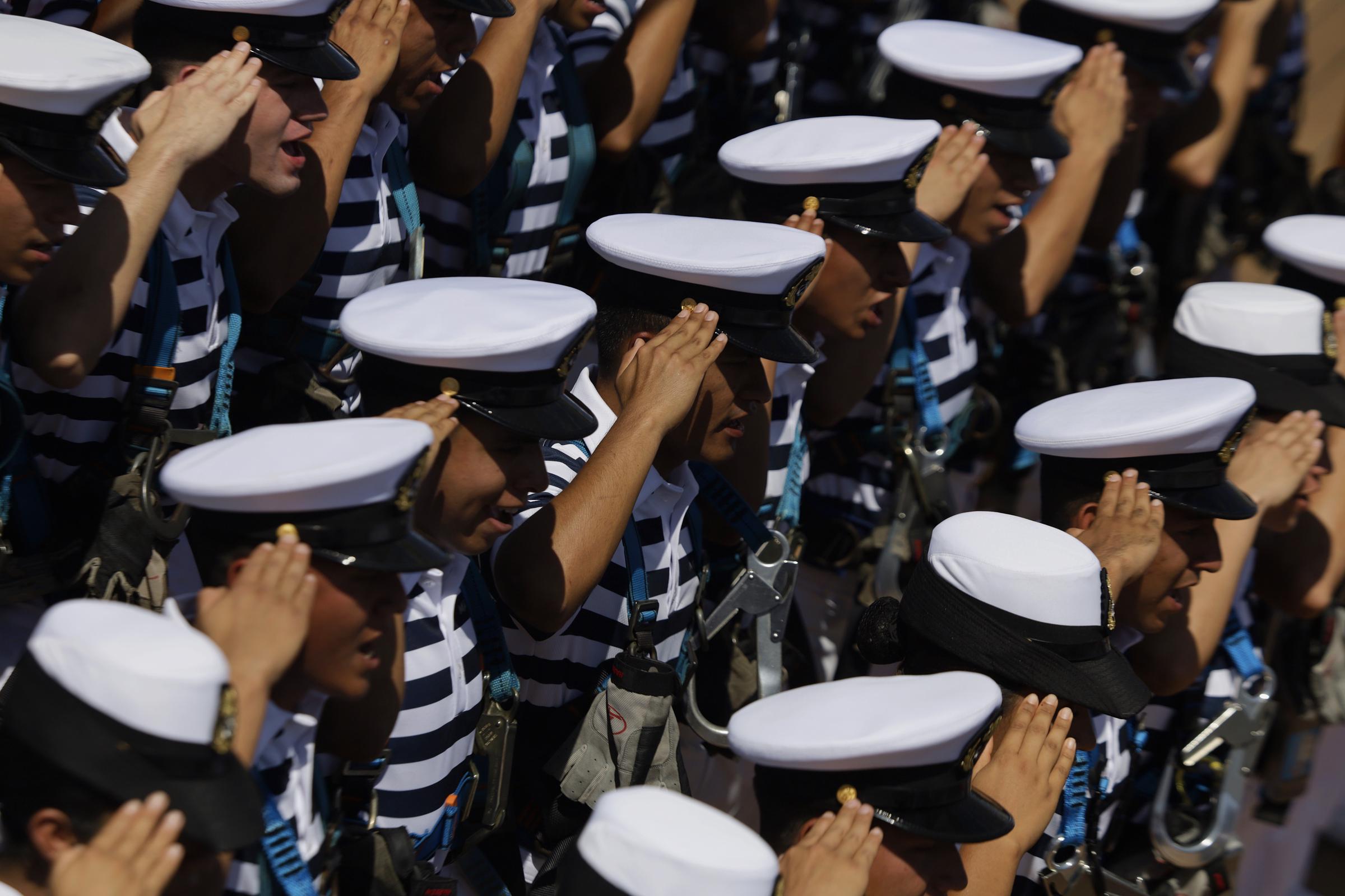 Integrantes de la Secretaría de Marina abordan el Buque Escuela Mexicano Cuauhtémoc en Acapulco, México, el 6 de abril de 2025. | Fuente: Getty Images