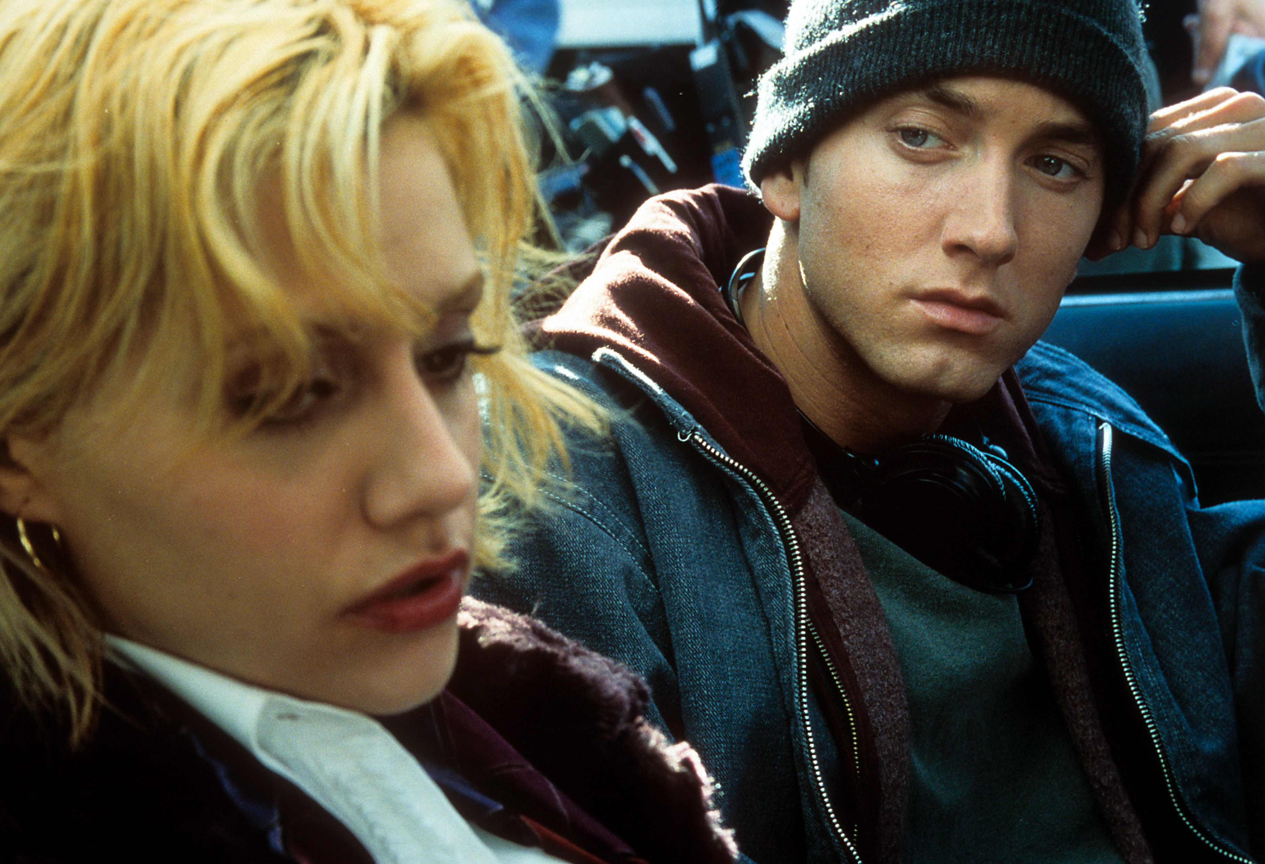 Eminem mira a Brittany Murphy en una escena de la película "8 Mile" en 2002 | Fuente: Getty Images