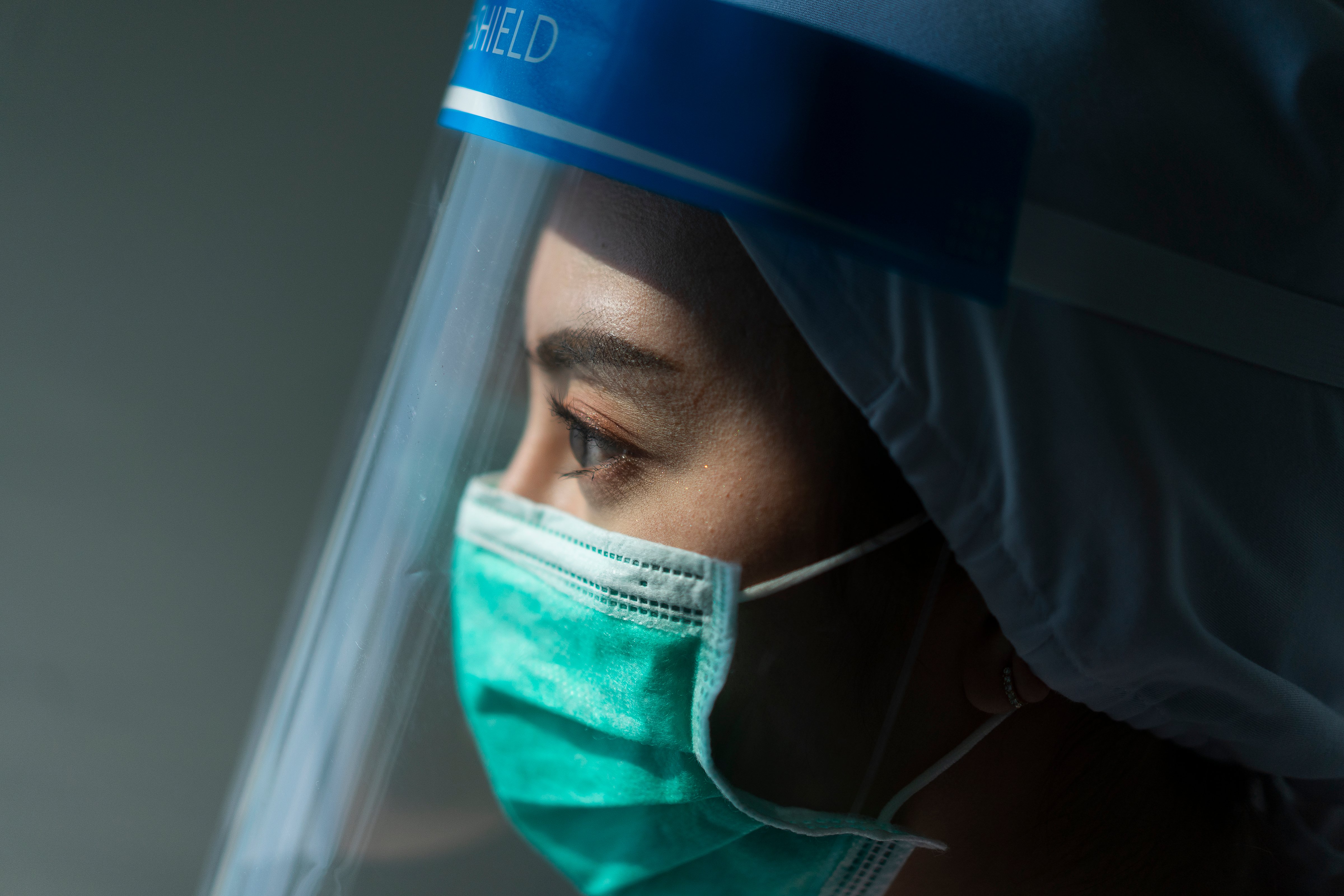 Persona utilizando escudo facial y traje PPE para el brote de Coronavirus.│ Foto: Shutterstock