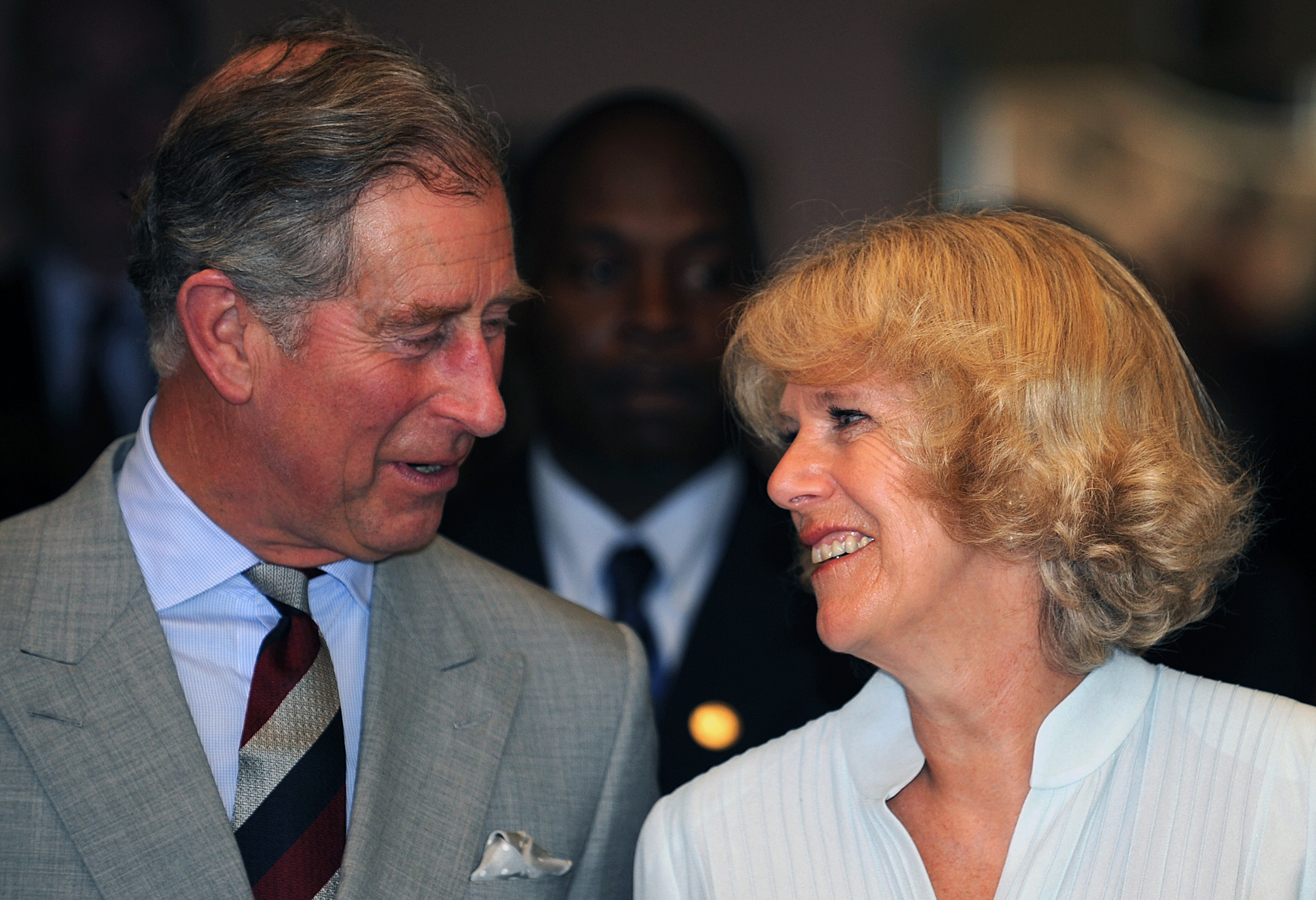 Charles, príncipe de Gales, y Camilla, duquesa de Cornualles, durante una recepción en el Coco Reef Hotel de Trinidad y Tobago, el 6 de marzo de 2008 | Fuente: Getty Images