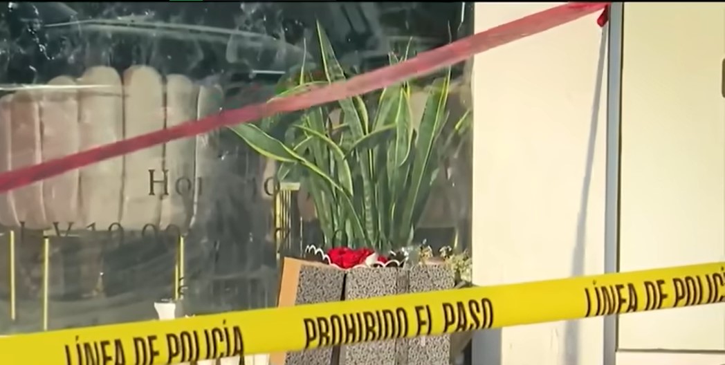 Cordón policial y el ramo de flores investigado. | Foto: YouTube/adn40Mx