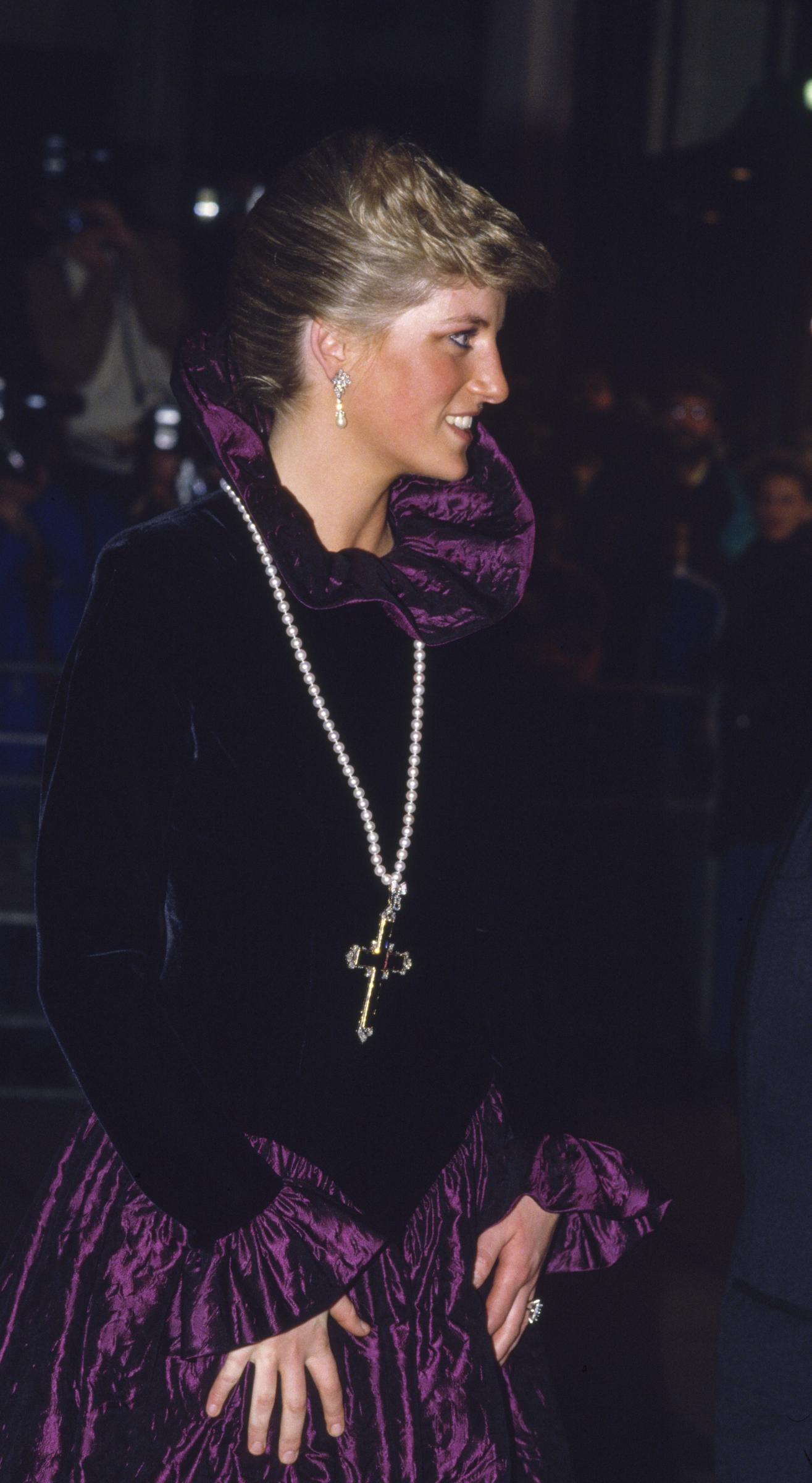 La Princesa Diana a su llegada a una gala benéfica organizada por el joyero Garrard en Londres, Inglaterra, el 27 de octubre de 1987 | Fuente: Getty Images