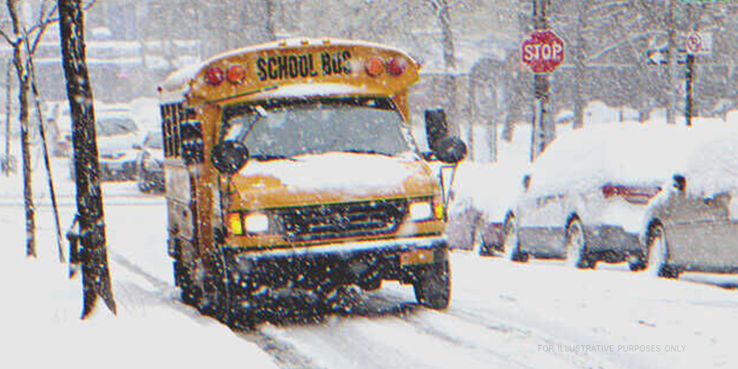 Autobús aparcado en la carretera con tiempo invernal. | Fuente: Shutterstock