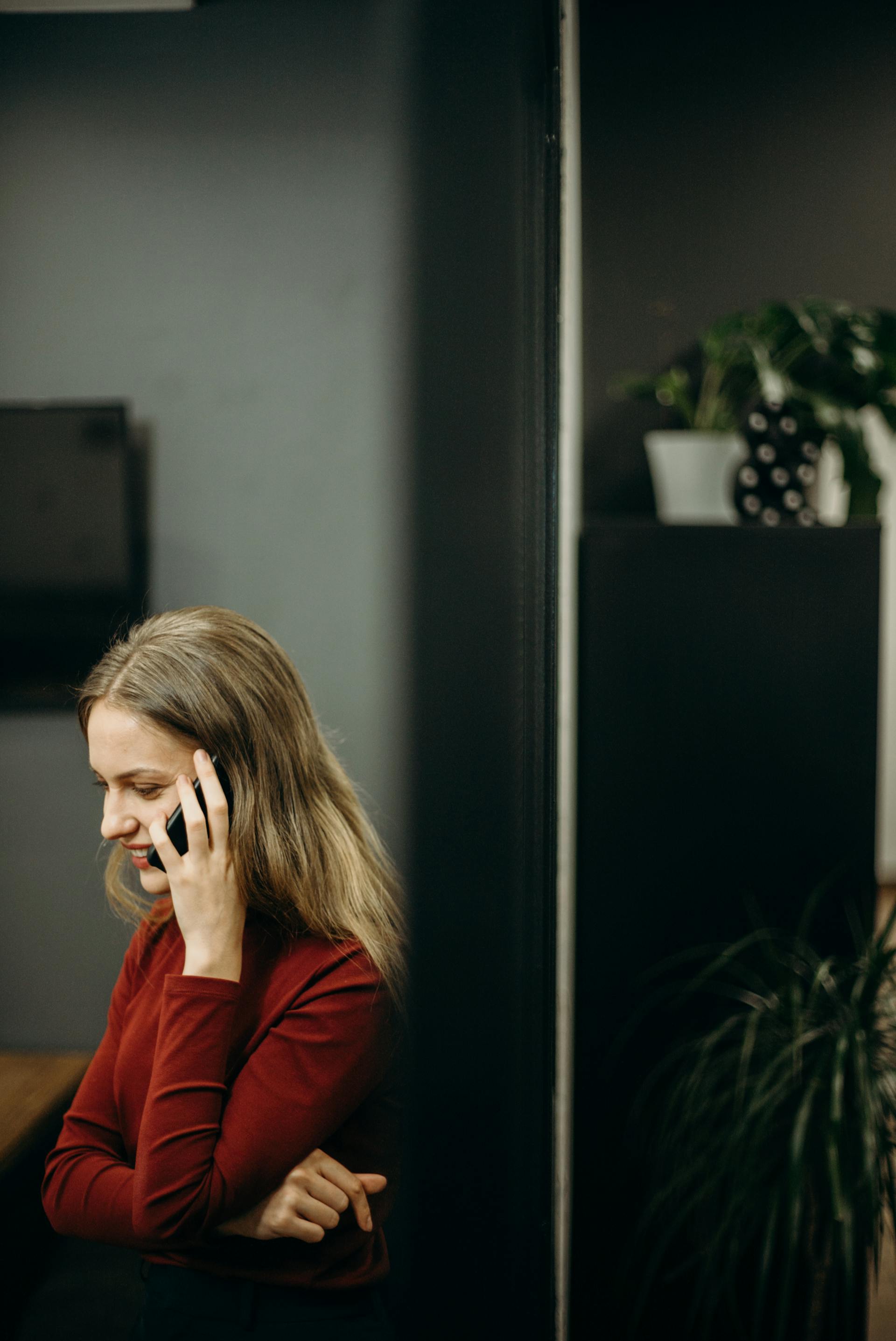 Una mujer sonriendo durante una conversación telefónica | Fuente: Pexels
