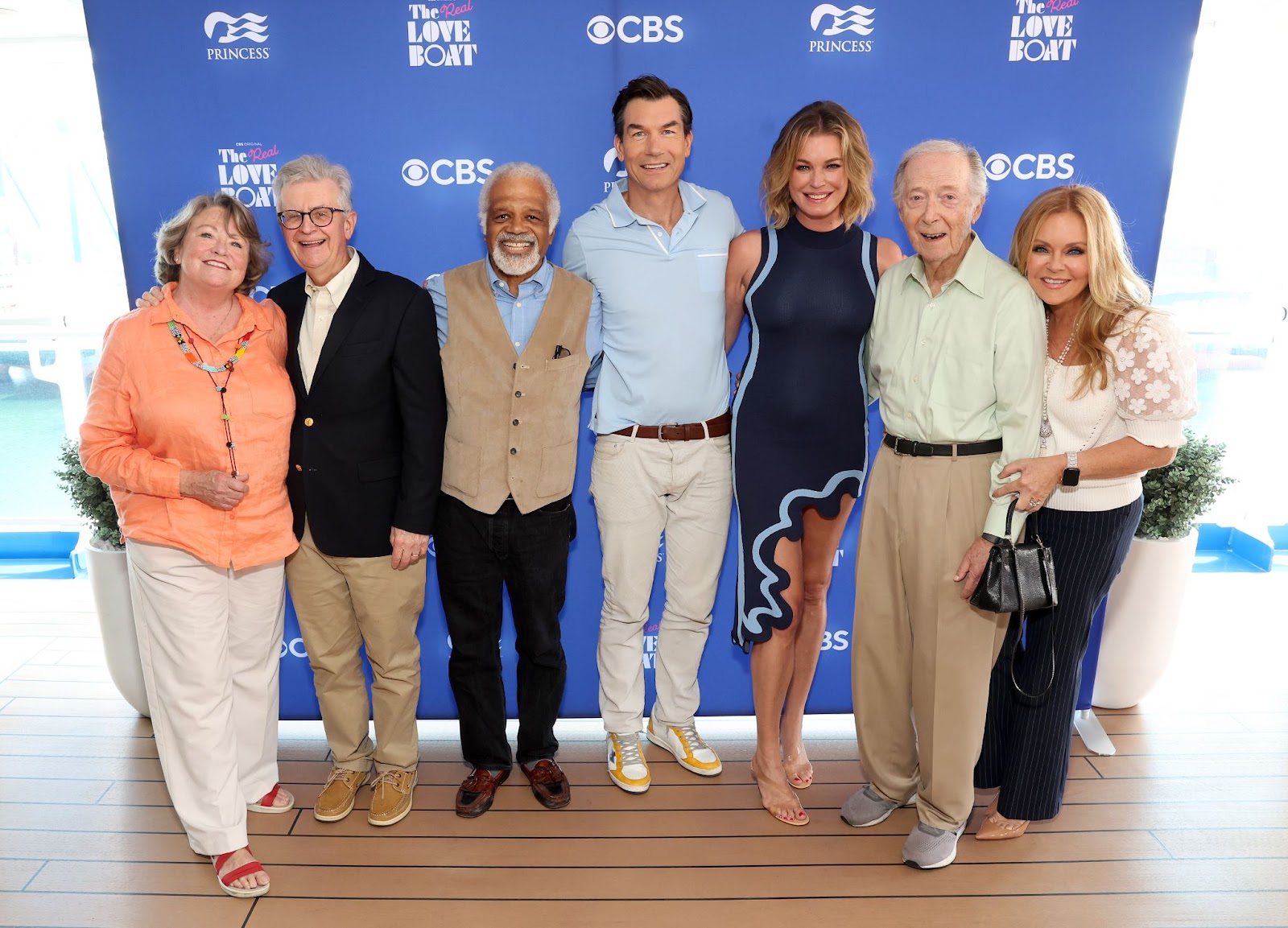 Cynthia Lauren Tewes, Fred Grandy, Ted Lange, Jerry O'Connell, Rebecca Romijn, Bernie Kopell y Jill Whelan a bordo del Discovery Princess el 22 de octubre de 2022, en San Pedro, California. | Fuente: Getty Images