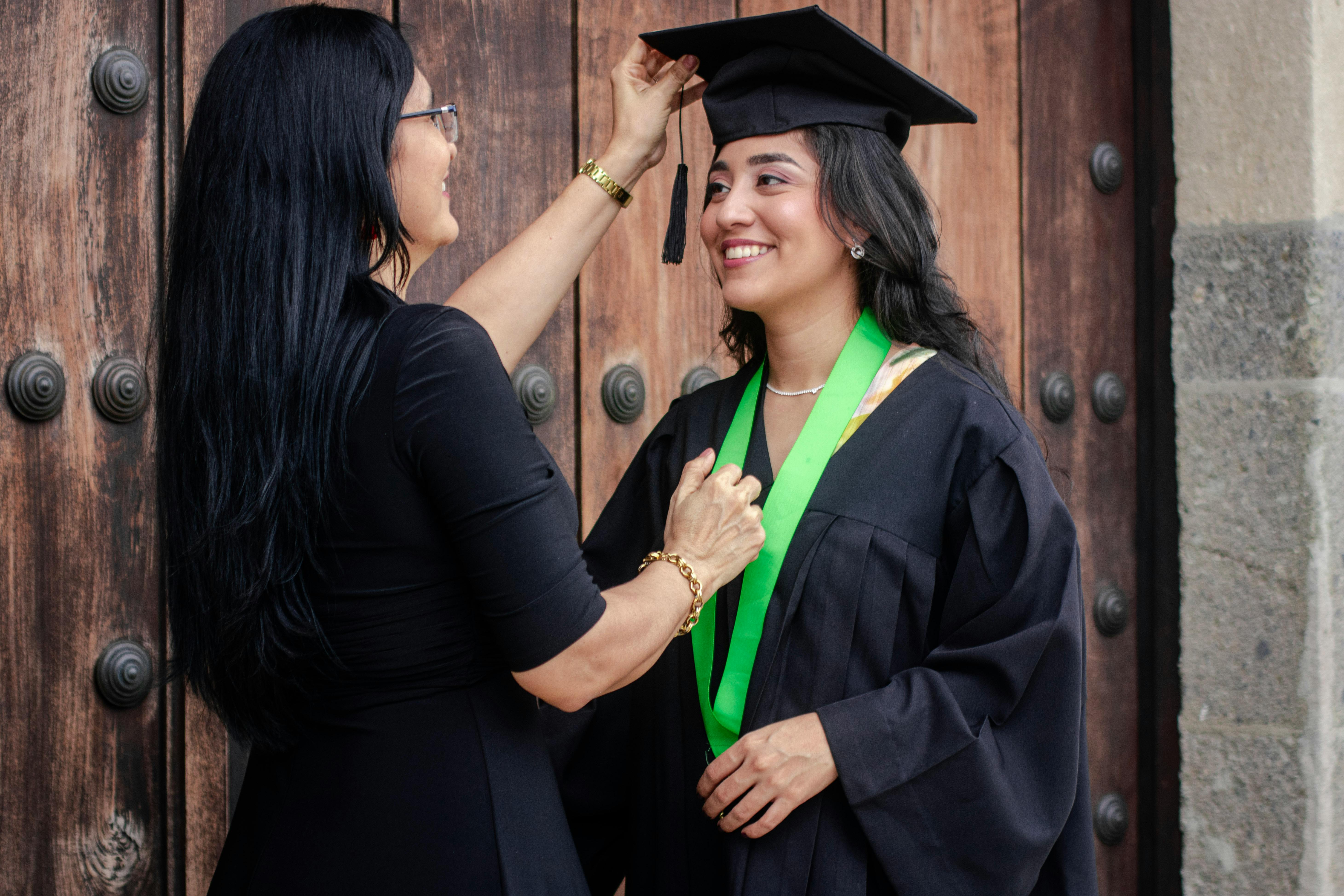 Una mujer mayor celebrando la graduación universitaria de un joven | Fuente: Pexels