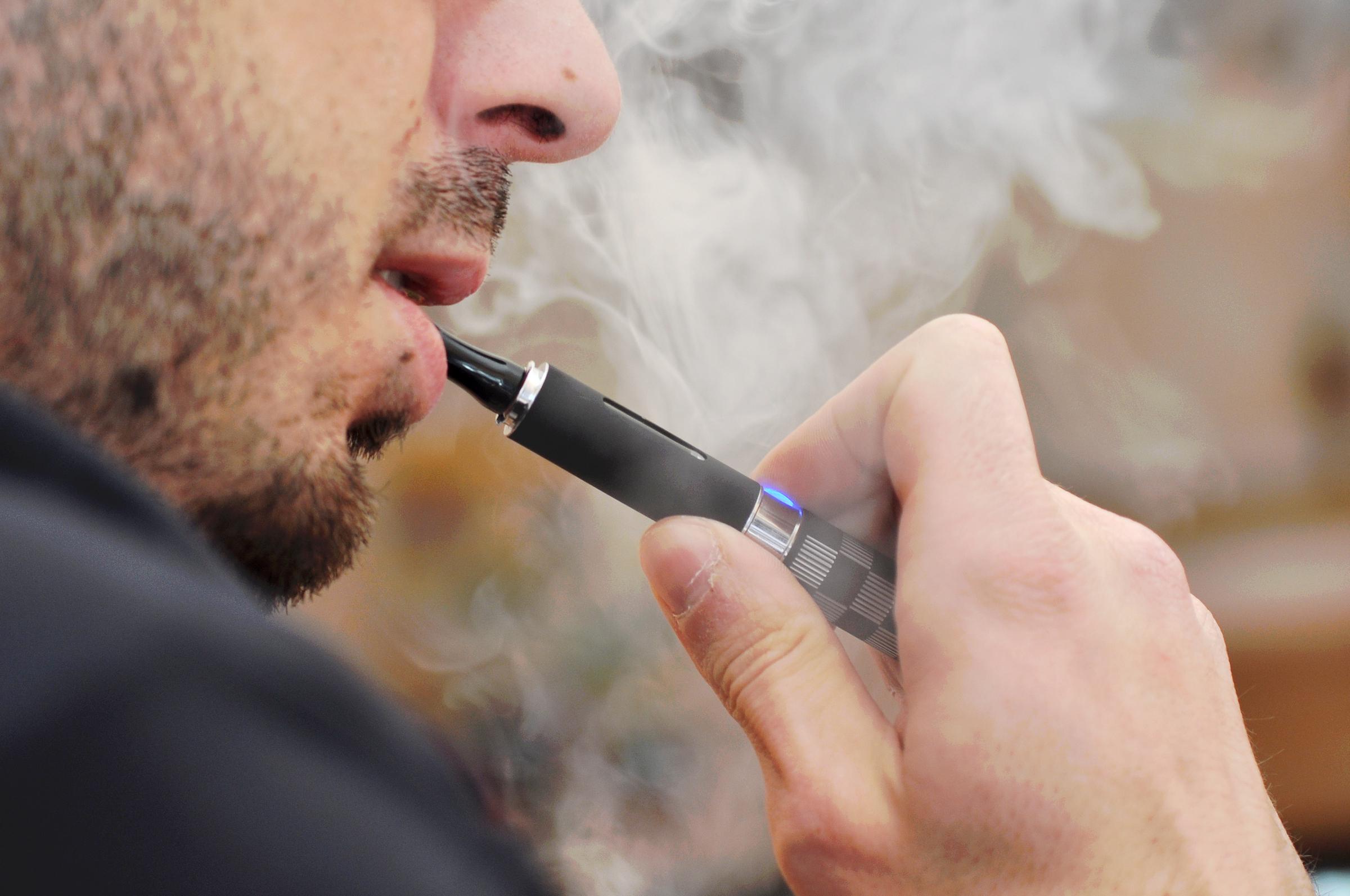 Un hombre fumando un vape | Fuente: Getty Images