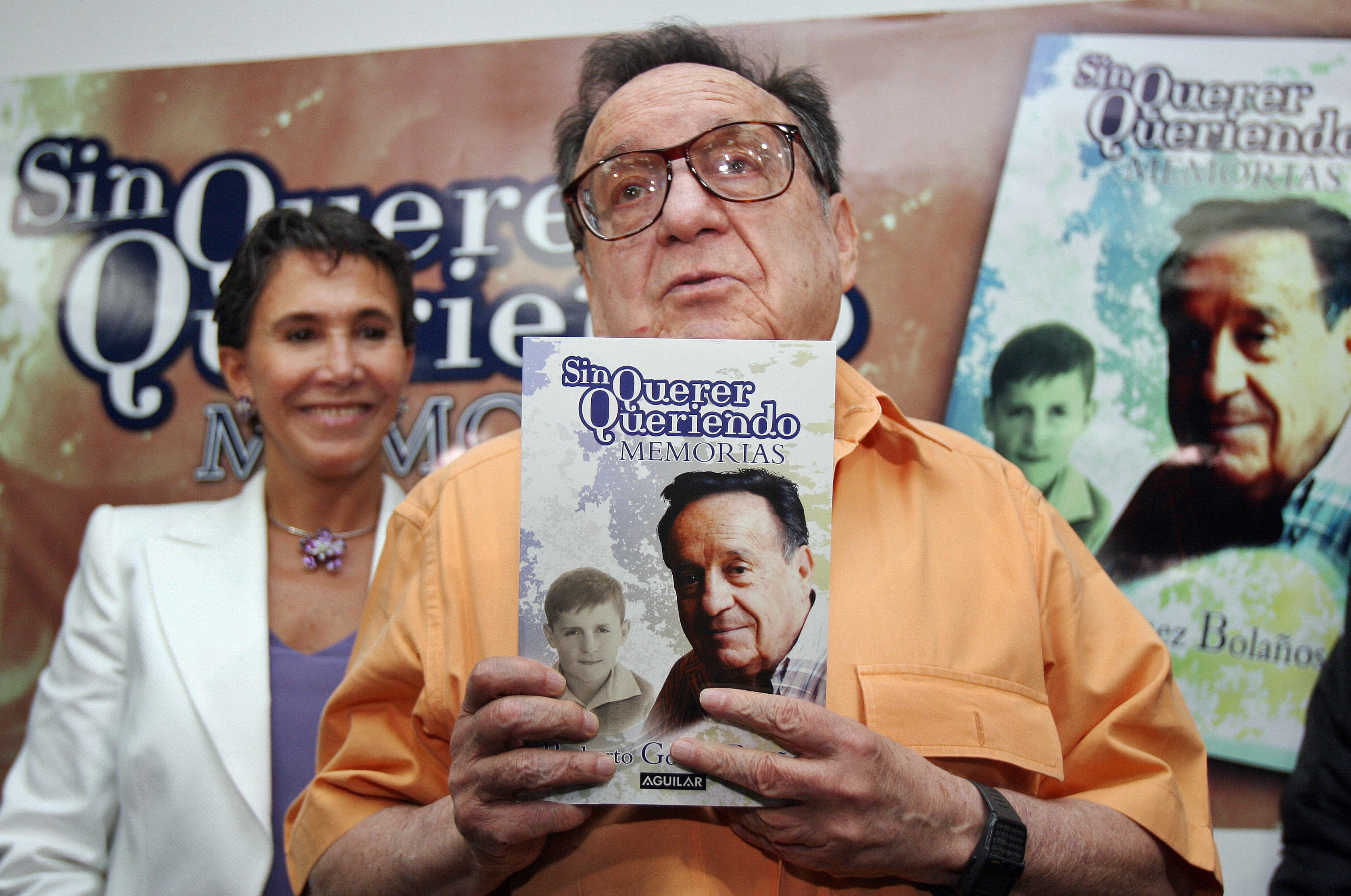 Roberto Gómez Bolaños presenta su libro autobiográfico "Sin Querer Queriendo, Memorias", el 30 de agosto de 2006 en Ciudad de México, acompañado por su esposa Florinda Meza. | Fuente: Getty Images