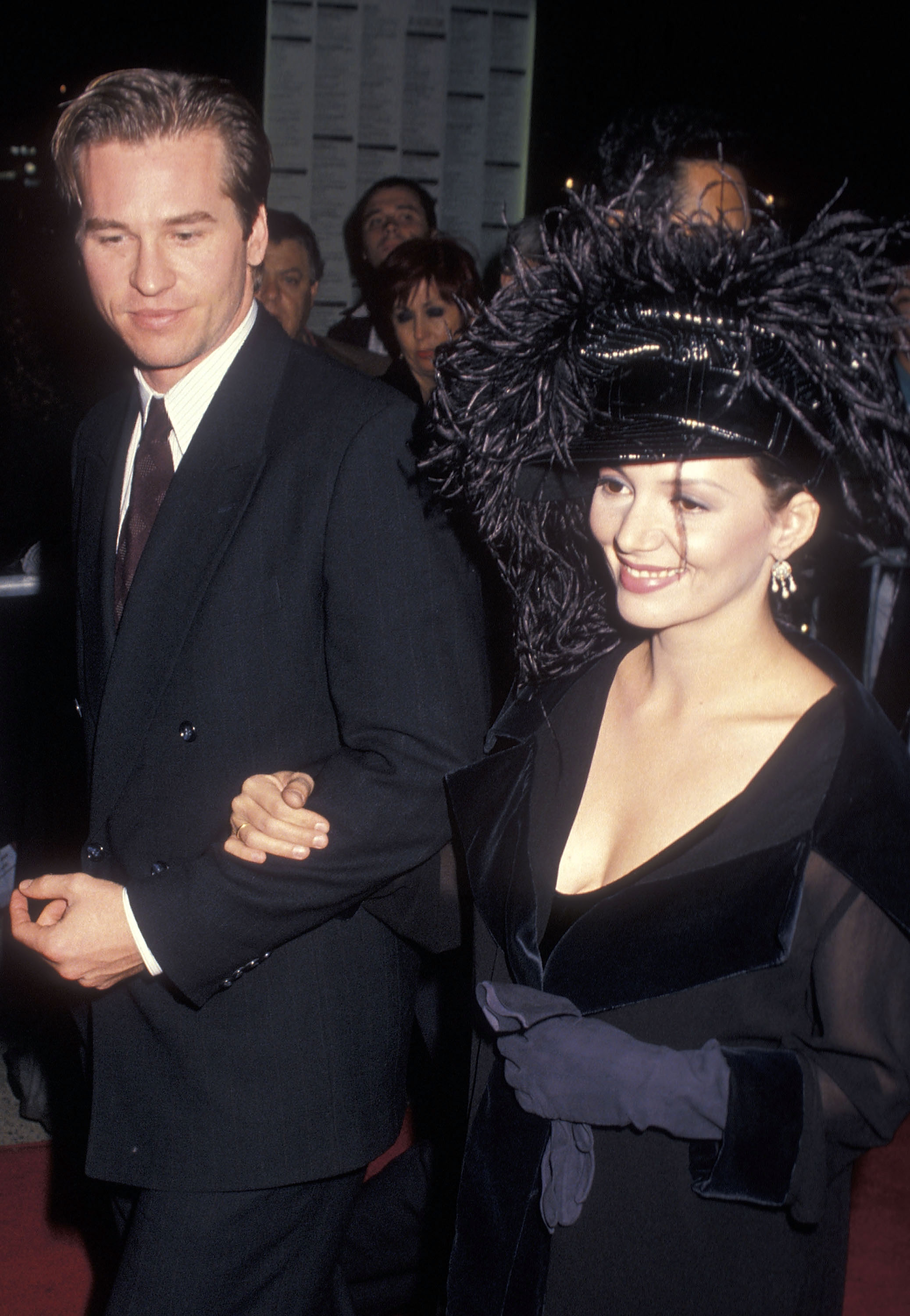 Val Kilmer y Joanne Whalley en la proyección de la miniserie de CBS "Scarlett" el 3 de noviembre de 1994 en Nueva York. | Fuente: Getty Images
