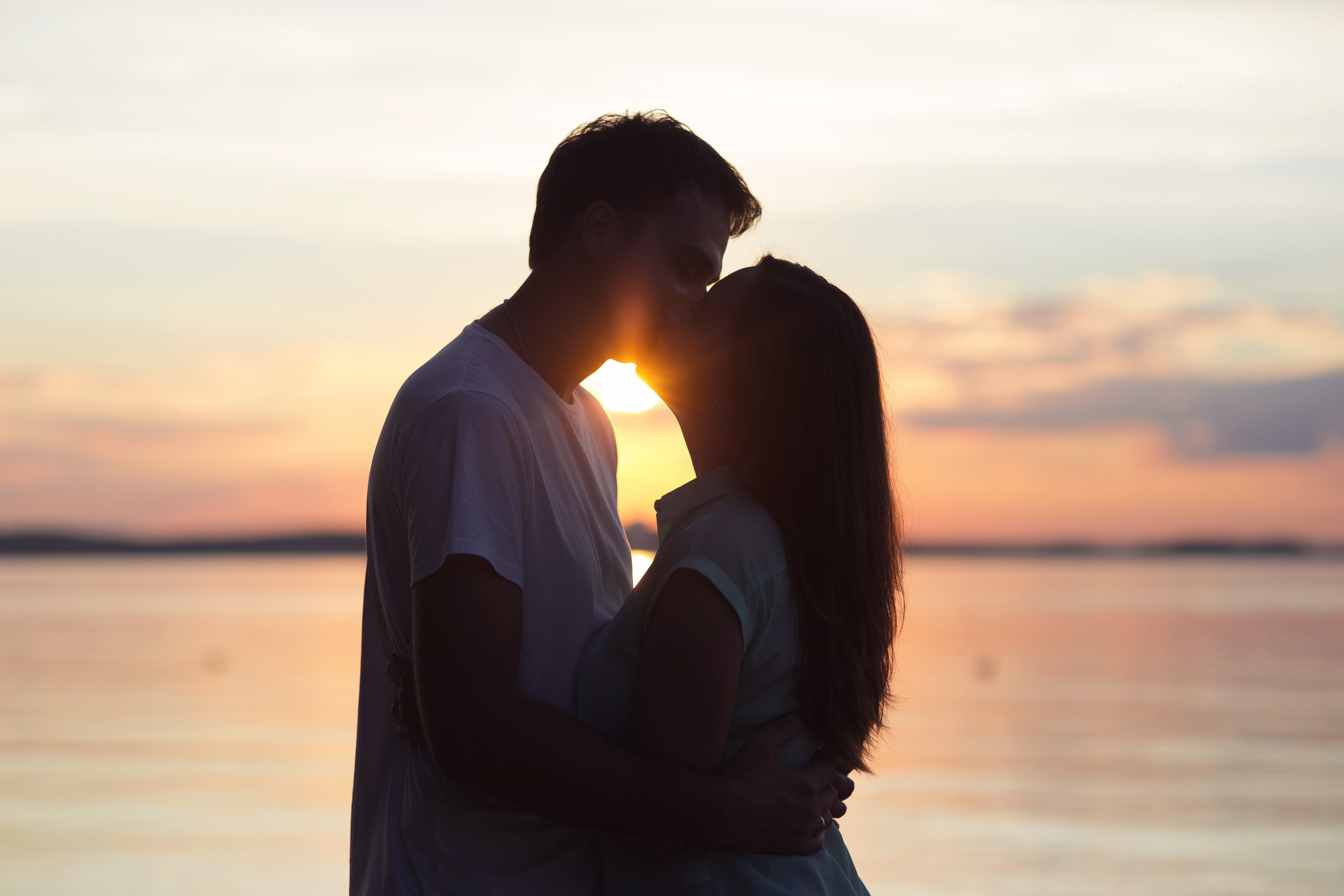 Pareja de enamorados besándose | Fuente: Shutterstock