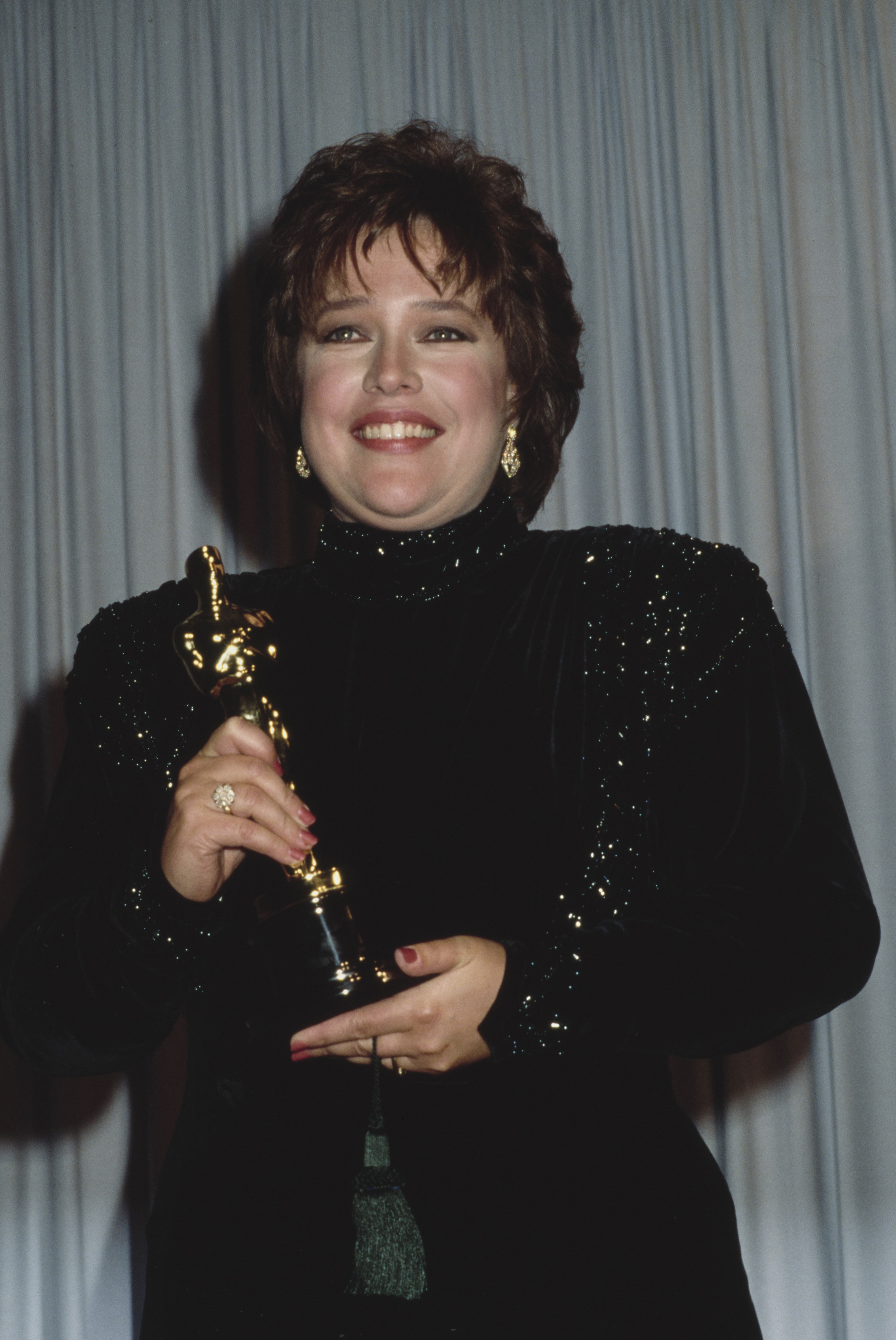 Kathy Bates en la sala de prensa de la 63 edición de los Premios de la Academia, celebrada en el Shrine Auditorium de Los Ángeles, California, el 25 de marzo de 1991 | Fuente: Getty Images