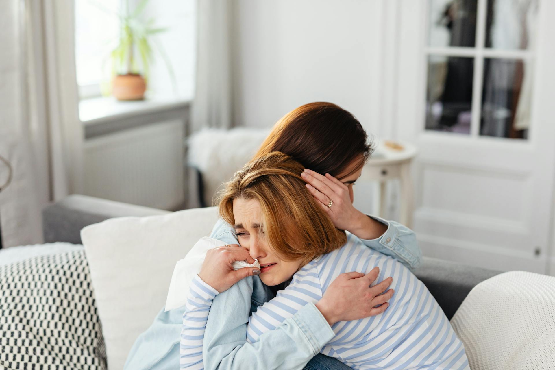 Dos mujeres consolándose mutuamente | Fuente: Pexels
