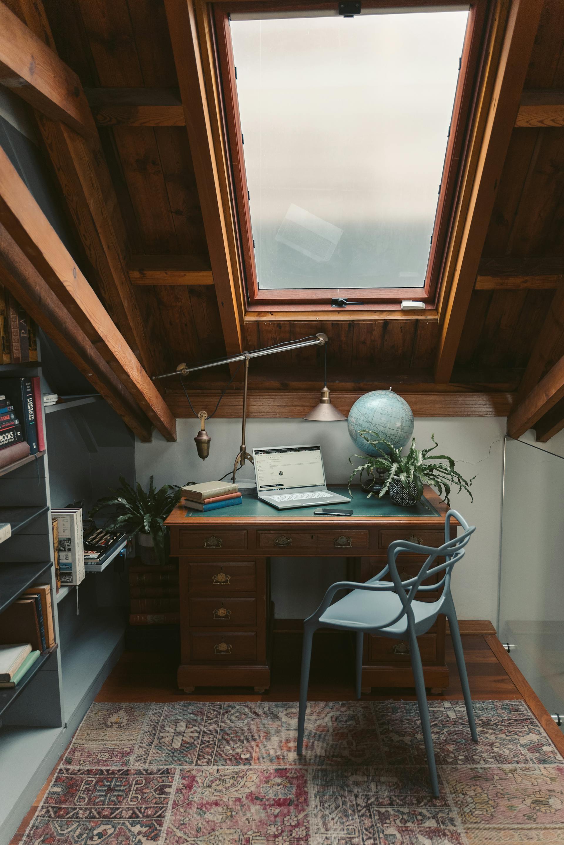 Una sala de estudio en el ático | Fuente: Pexels