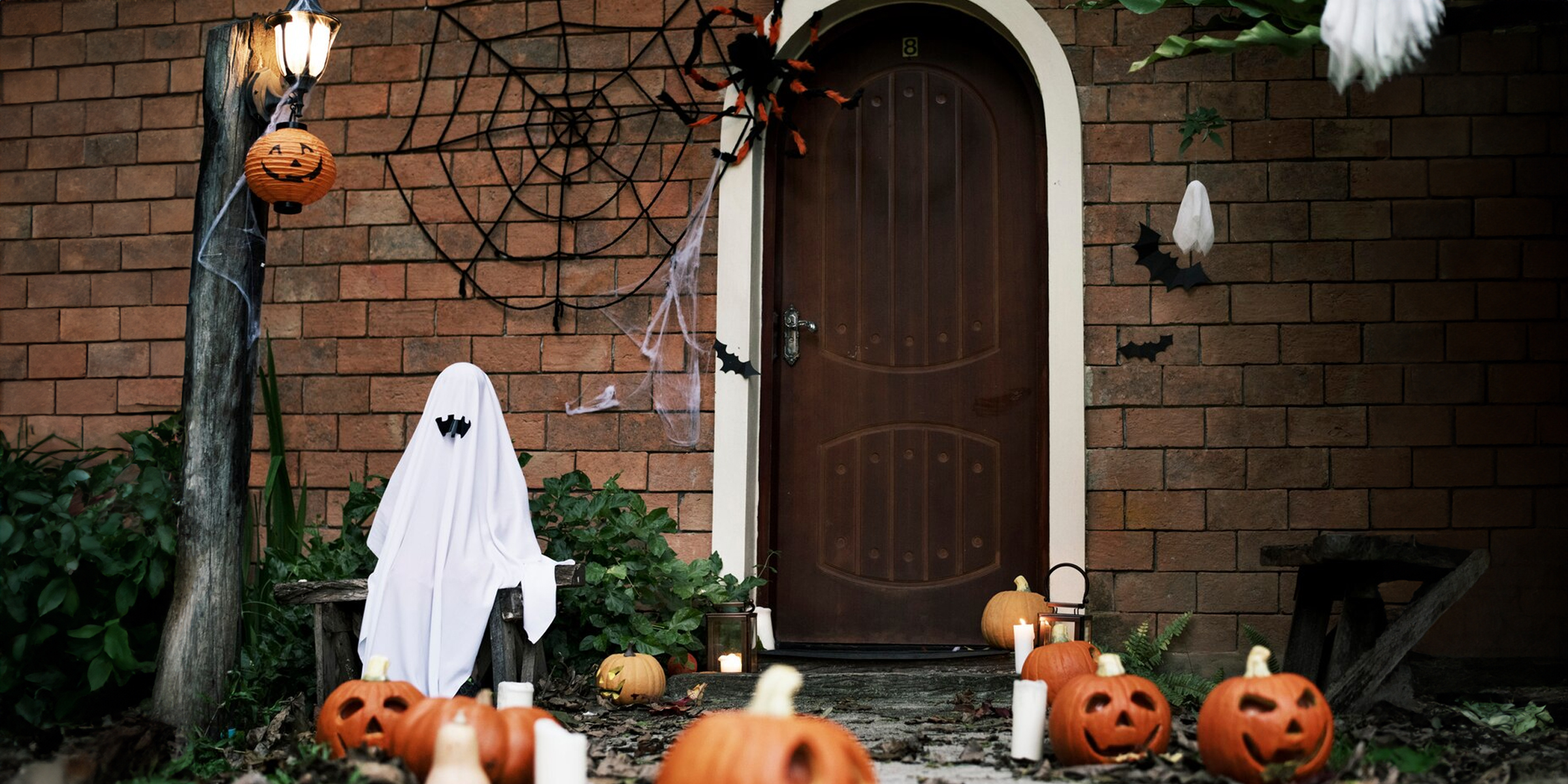 Adornos de Halloween en la puerta de una casa | Fuente: Freepik