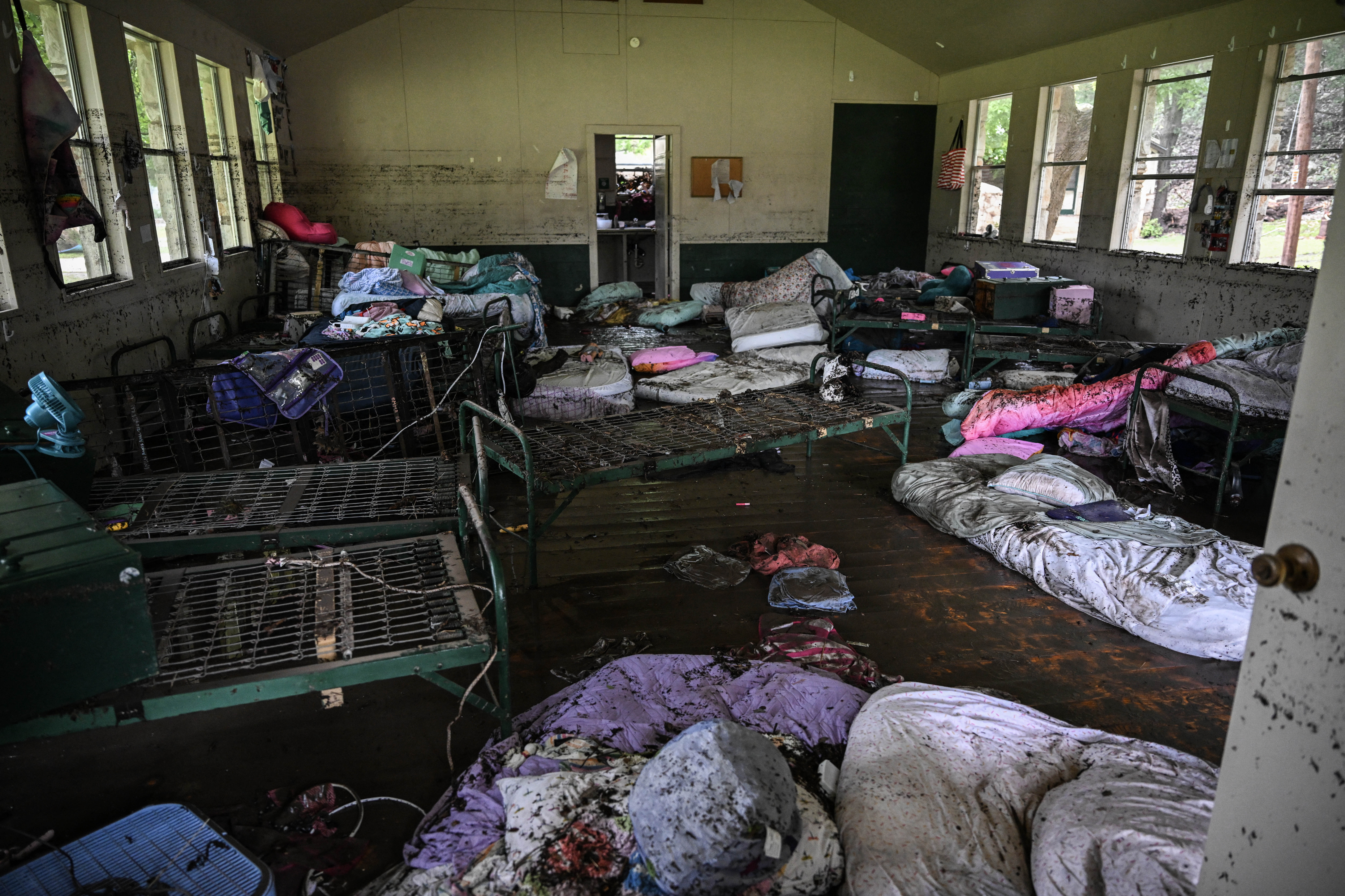 Vista del interior de una cabaña en Camp Mystic, el lugar donde desaparecieron al menos 20 niñas tras una inundación repentina en Hunt, Texas, el 5 de julio de 2025. | Fuente: Getty Images
