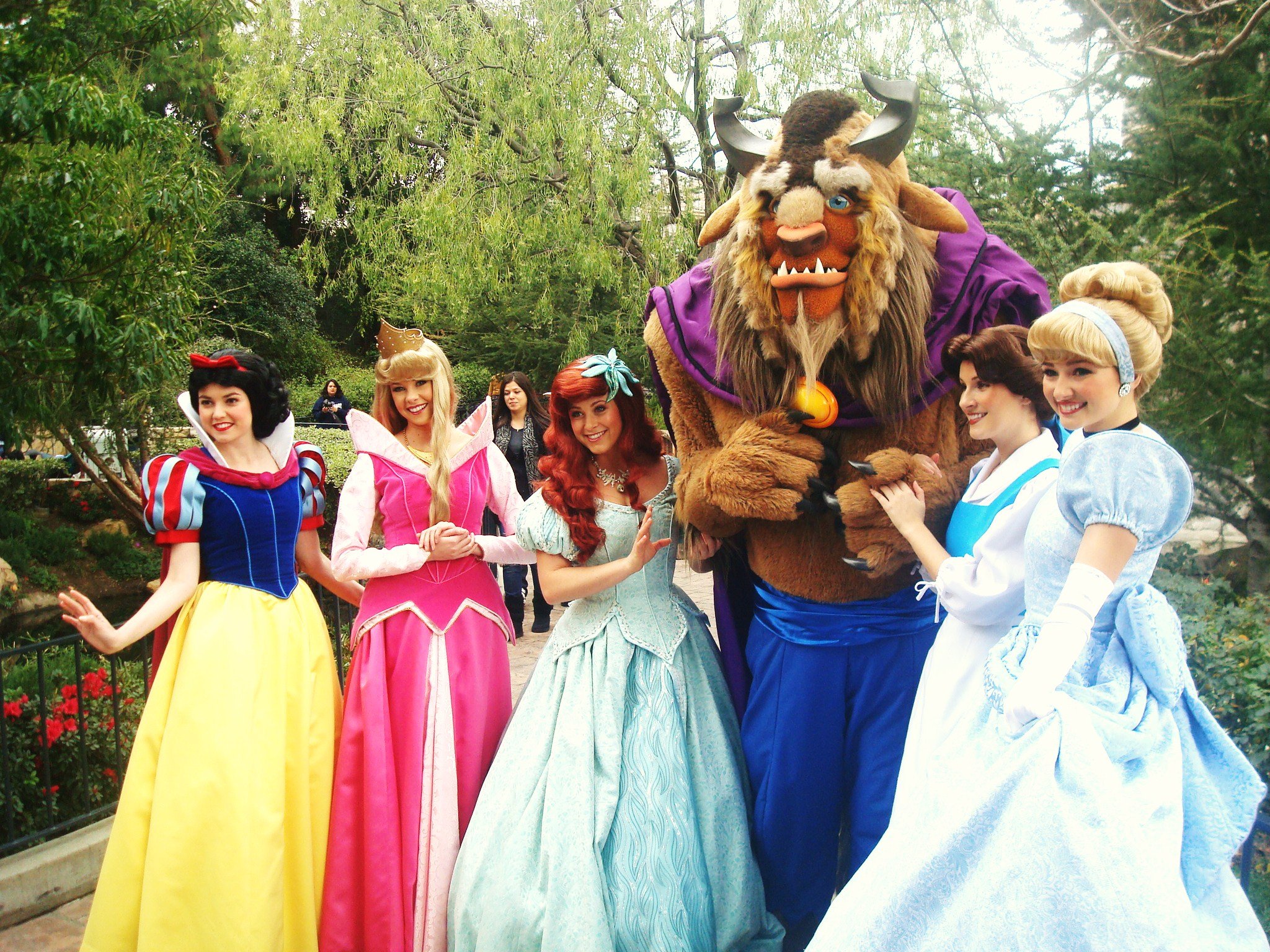 Grupo de princesas y la Bestia. | Imagen: Wikimedia Commons