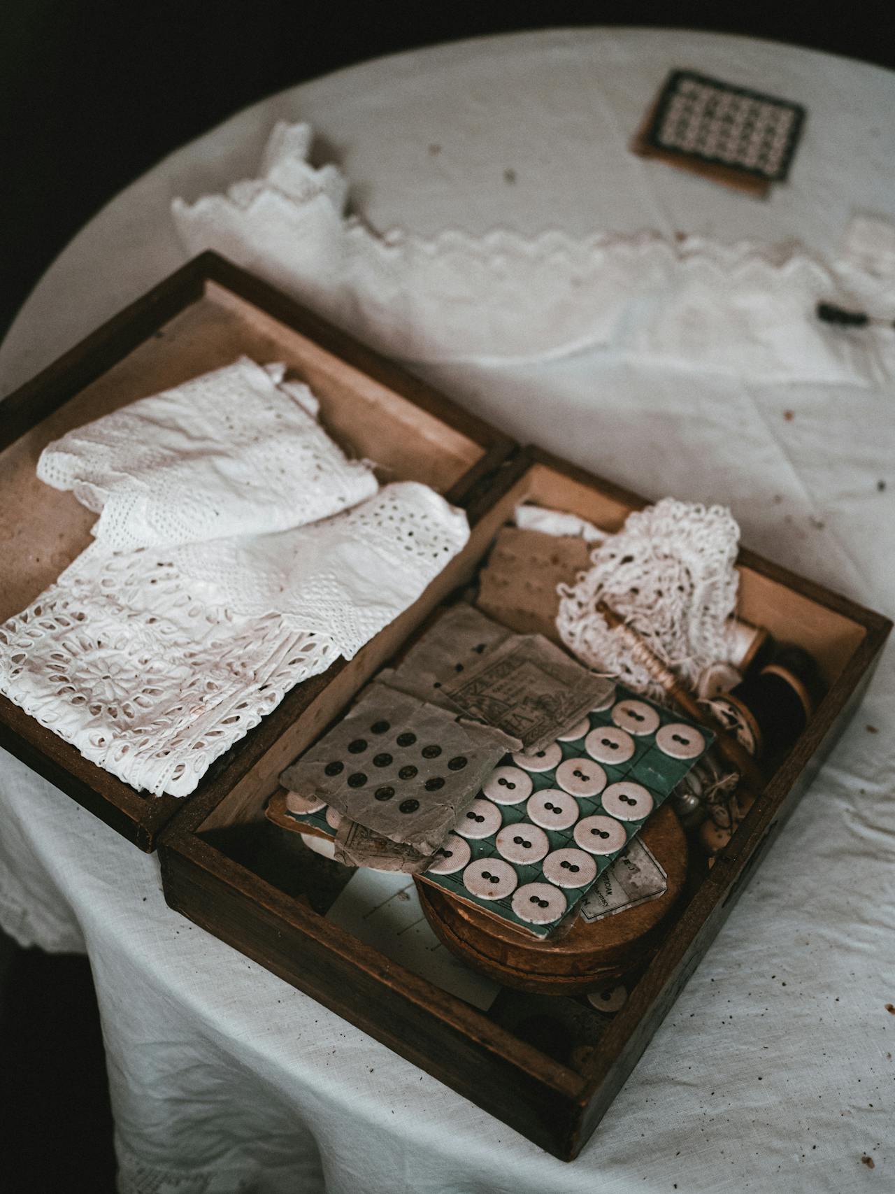 Un costurero vintage sobre la mesa | Fuente: Pexels