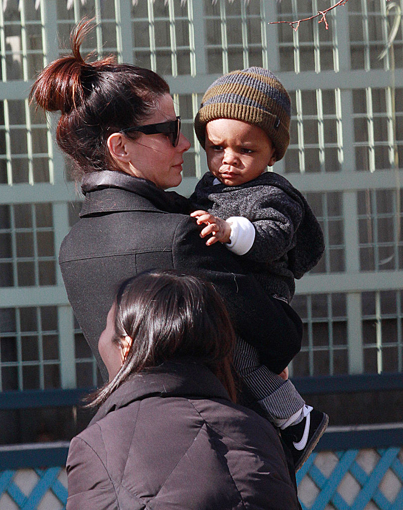 Sandra Bullock y su hijo Louis pasean por las calles de Manhattan el 20 de marzo de 2011, en Nueva York | Fuente: Getty Images