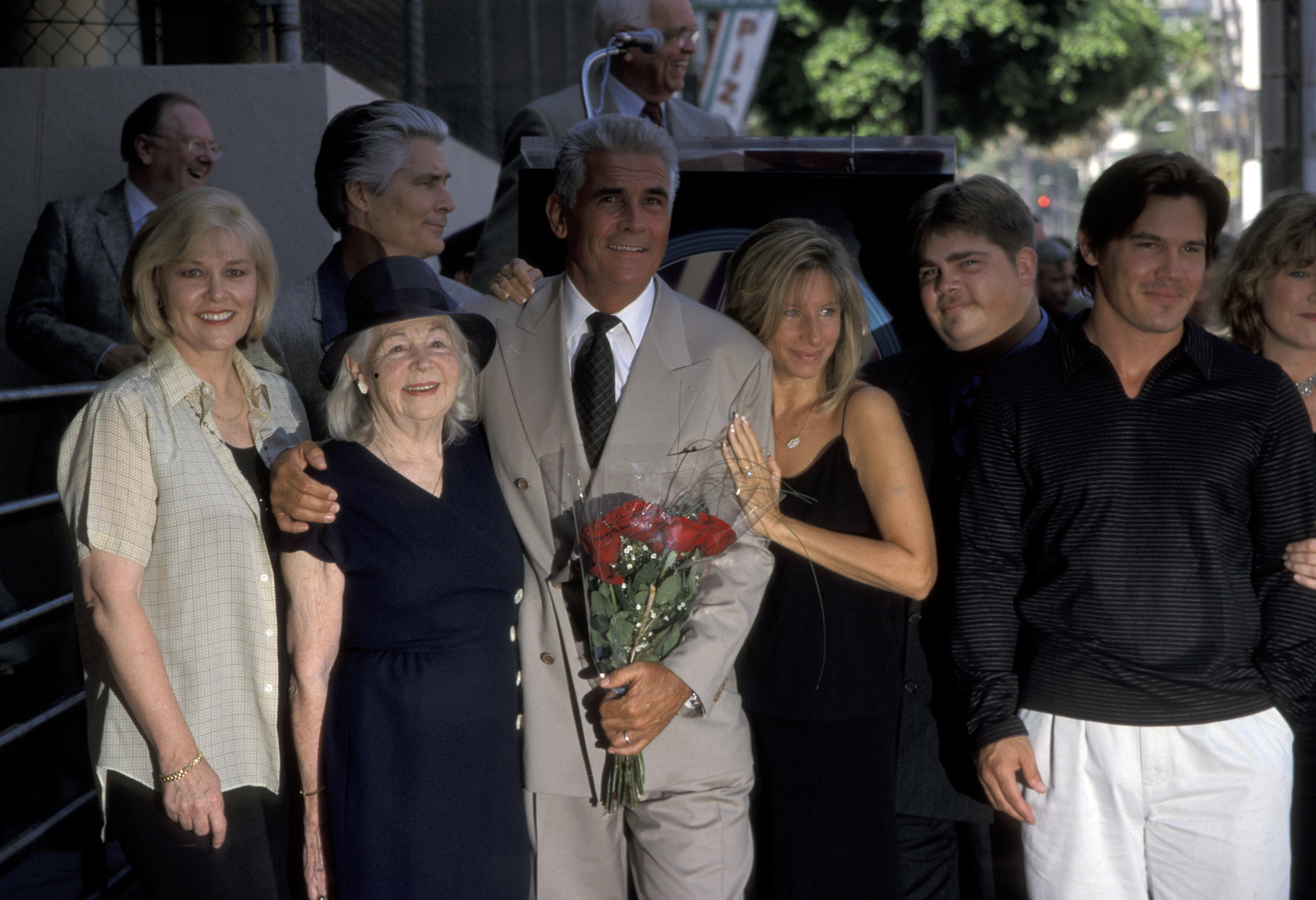 James Brolin, Barbra Streisand, Josh Brolin y familia fotografiados durante el homenaje a James Brolin con una estrella en el Paseo de la Fama de Hollywood el 27 de agosto de 1998 | Fuente: Getty Images