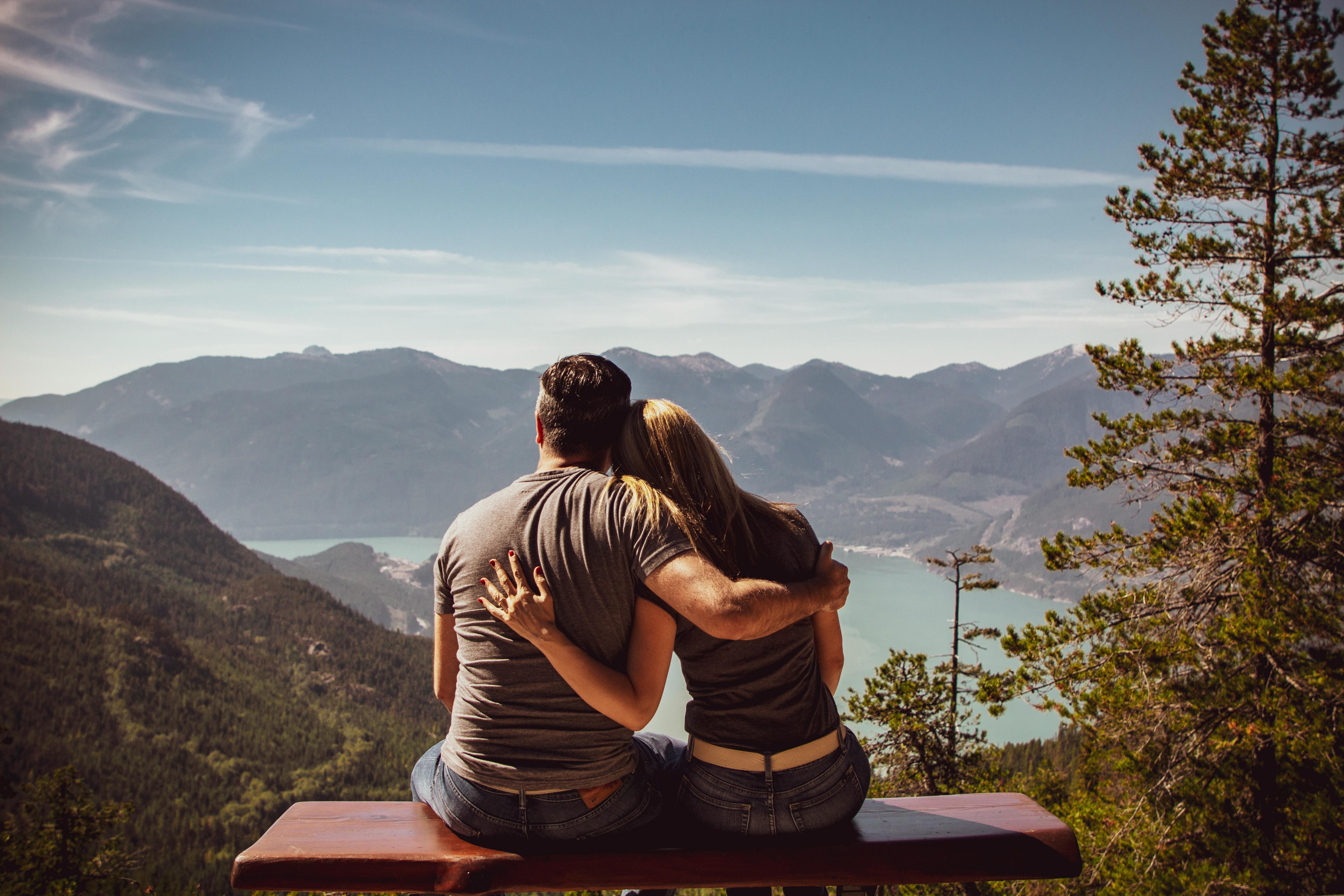 Una pareja de espaldas, contemplando una vista impresionante | Foto: Pexels