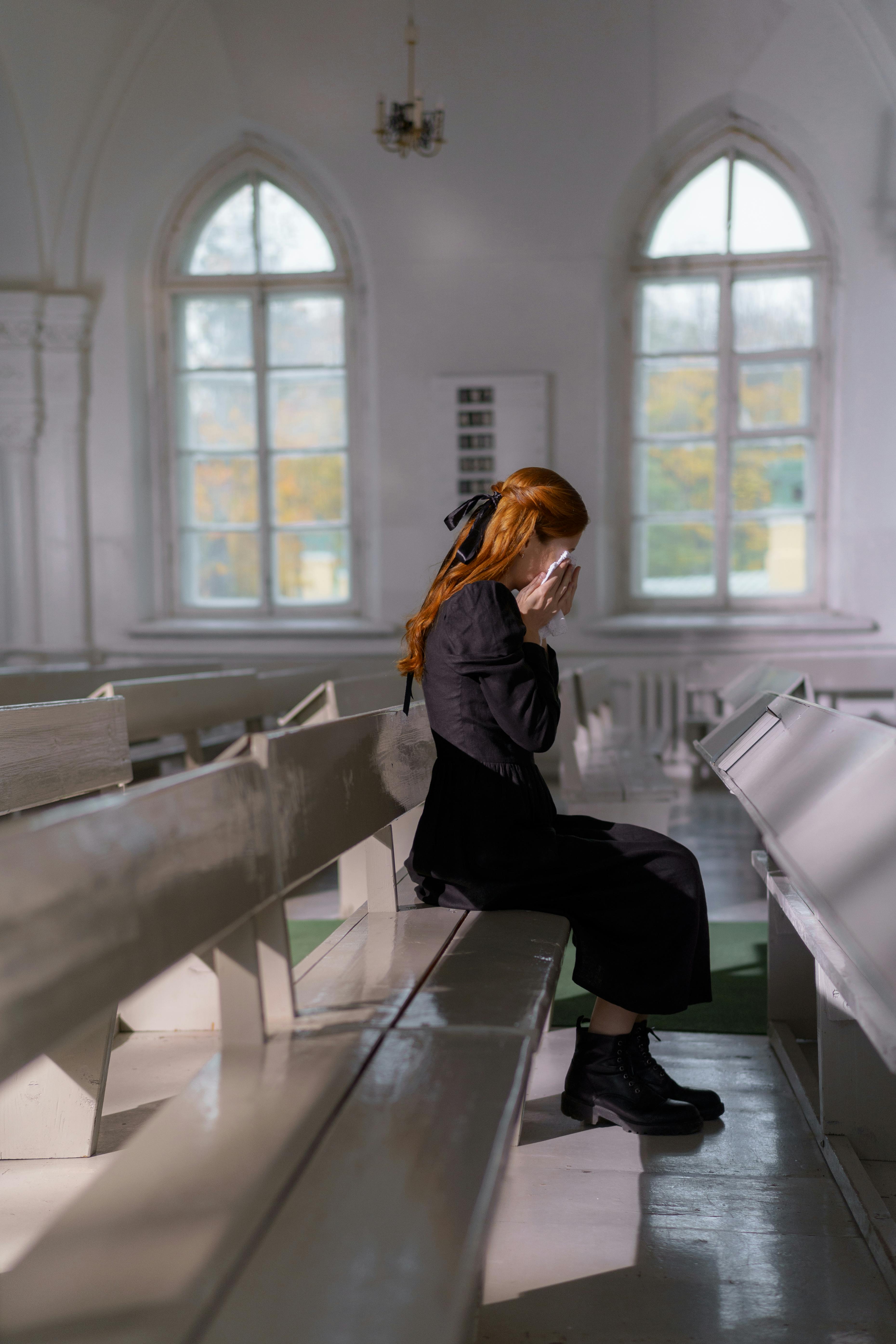 Una mujer llorando en la iglesia | Fuente: Pexels