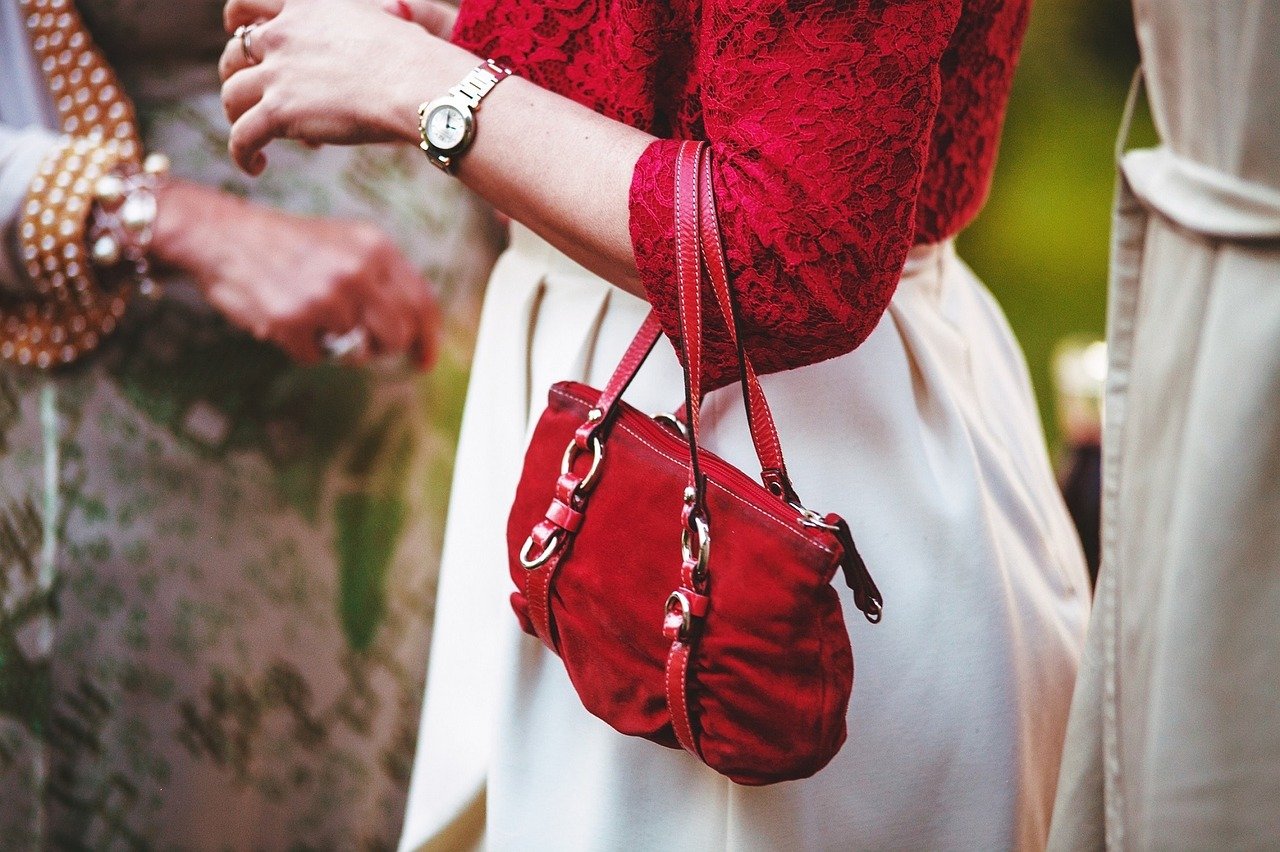 Mujer llevando cartera roja. | Foto: Pixabay