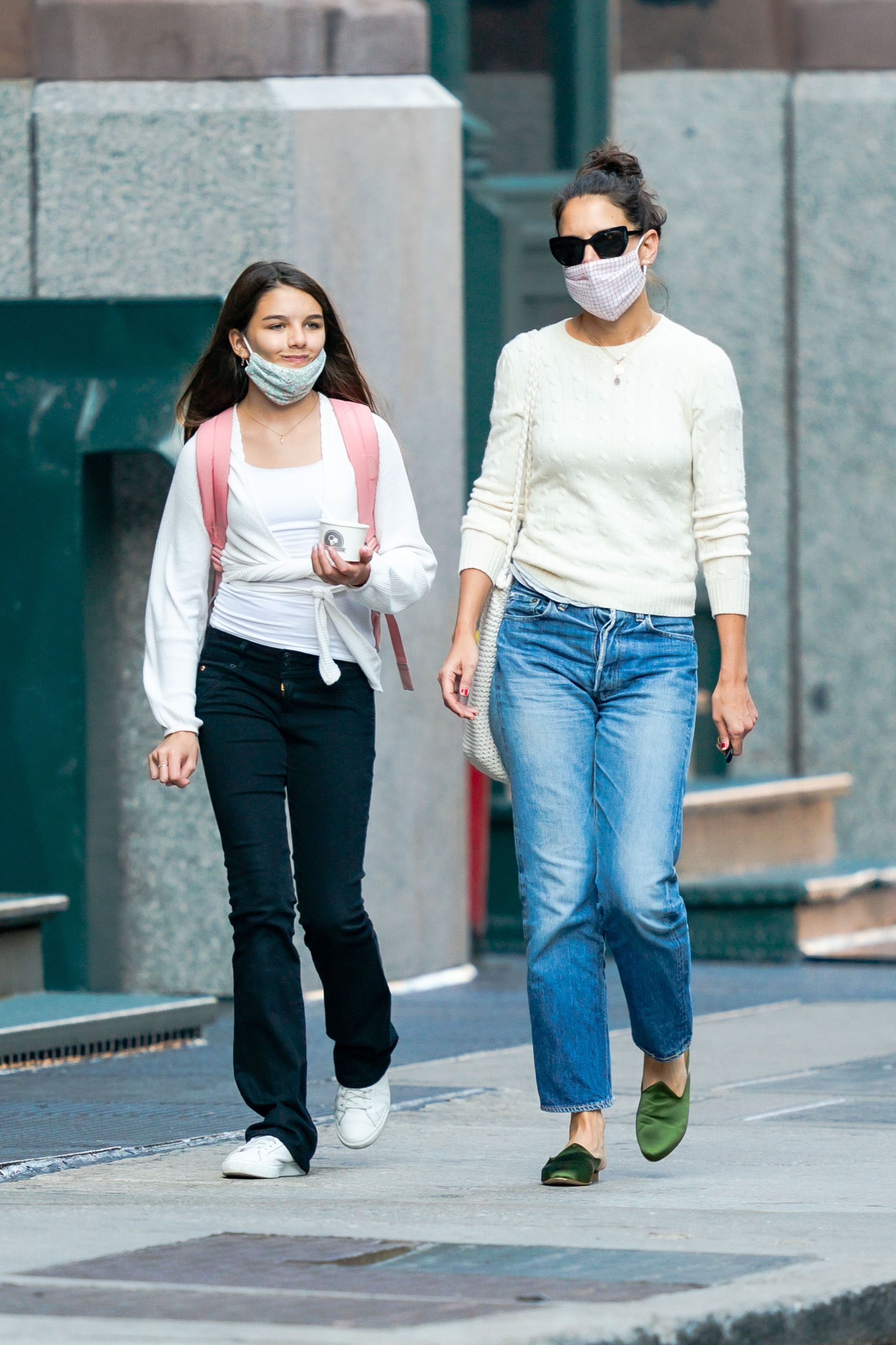 Suri Cruise y Katie Holmes vistas en Nueva York el 8 de septiembre de 2020 | Fuente: Getty Images