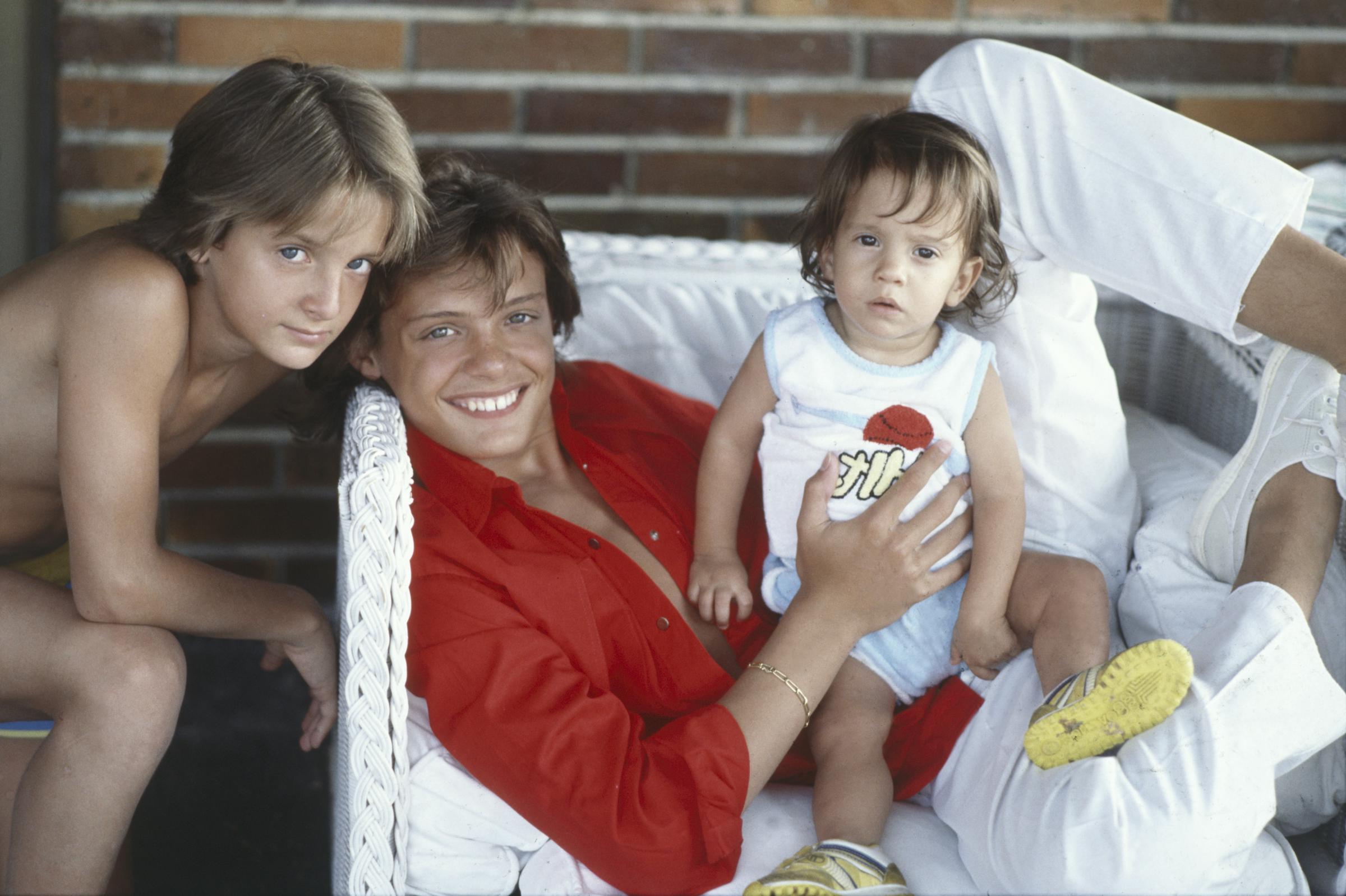 Luis Miguel (Luis Miguel Gallego Basteri) posa sonriente con sus hermanos Alejandro y Sergio. Italia, 1985. | Fuente: Getty Images