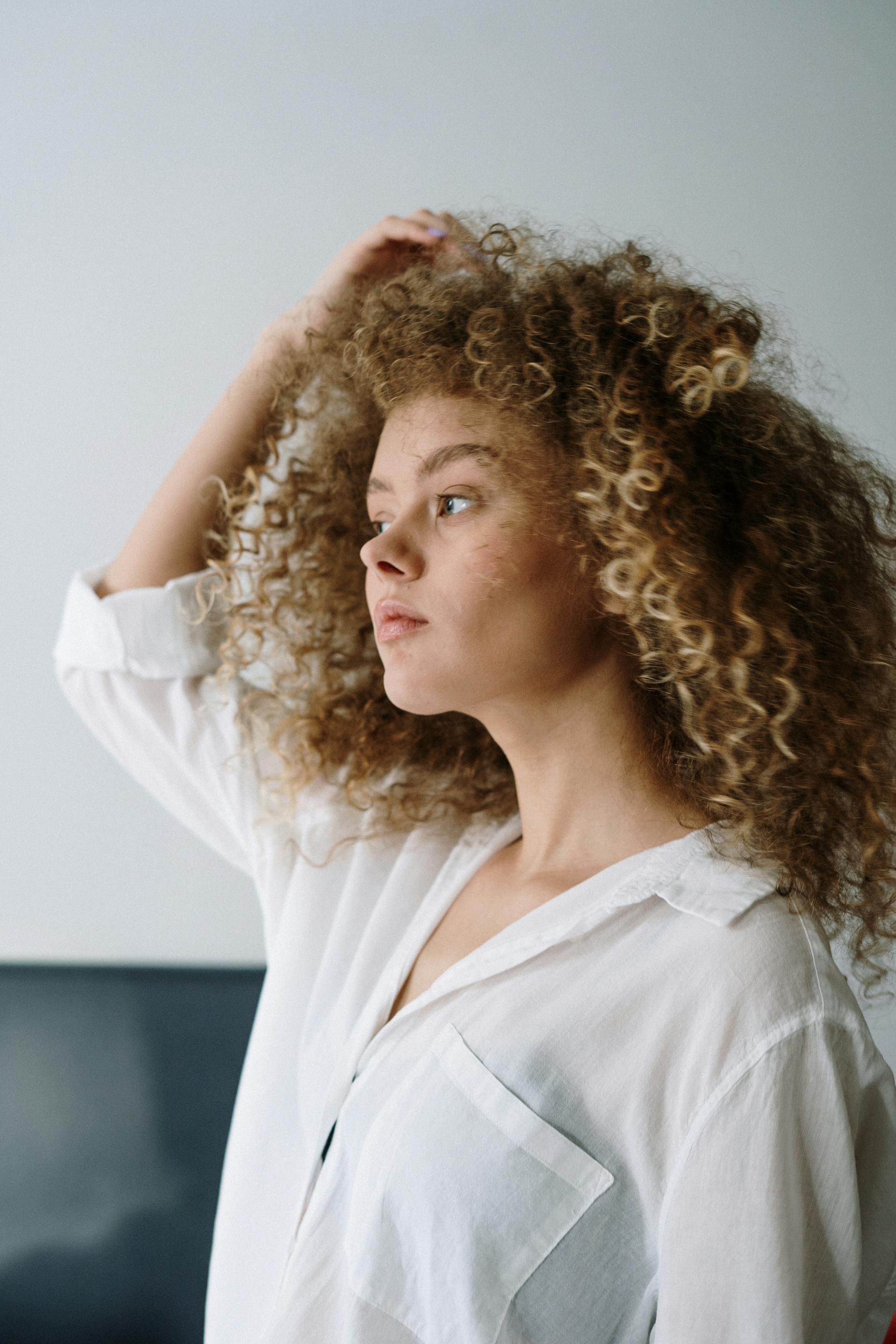 Una mujer llevándose la mano a la cabeza | Fuente: Pexels