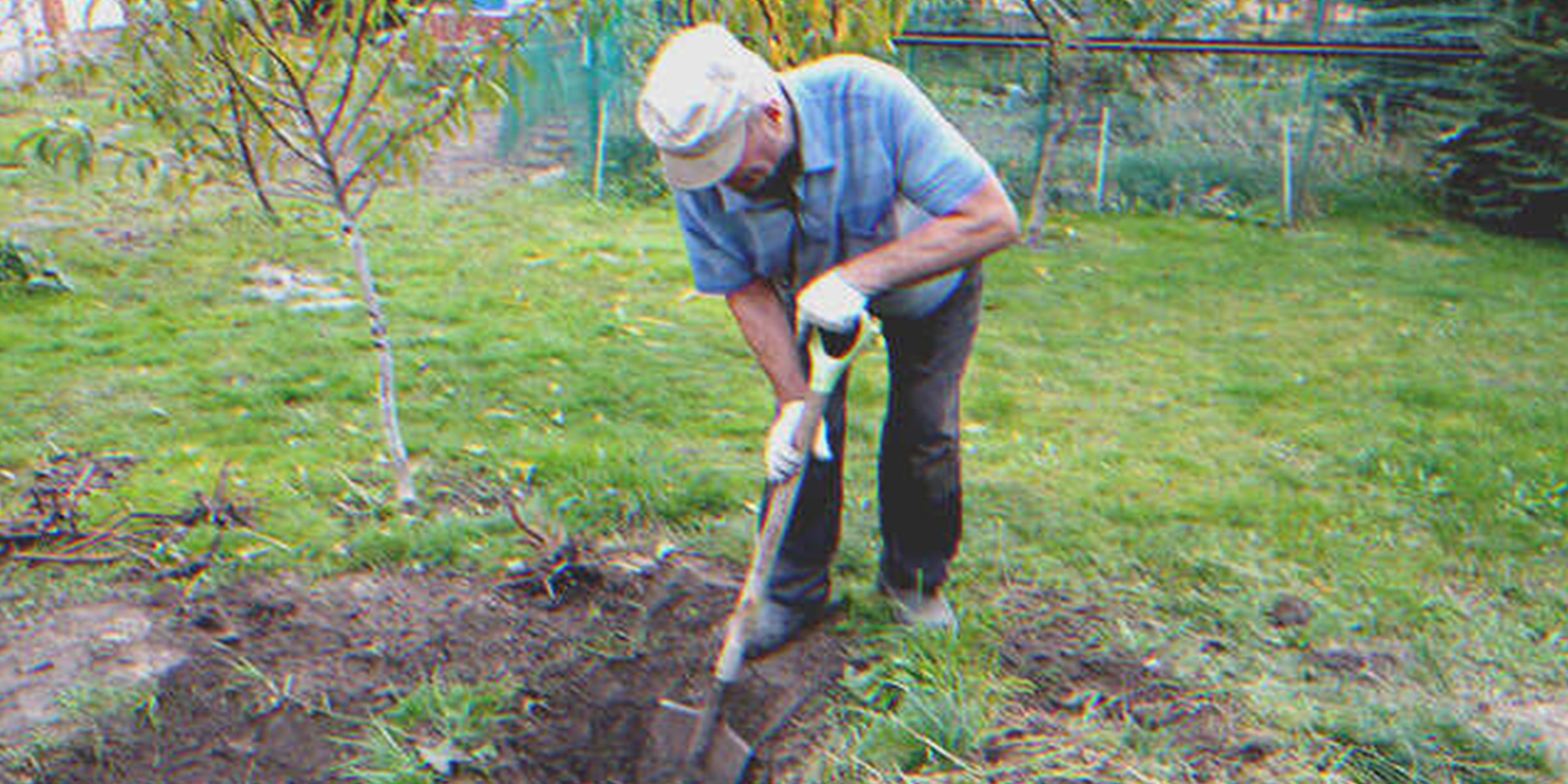 Un hombre cavando en un jardín | Foto: Shutterstock