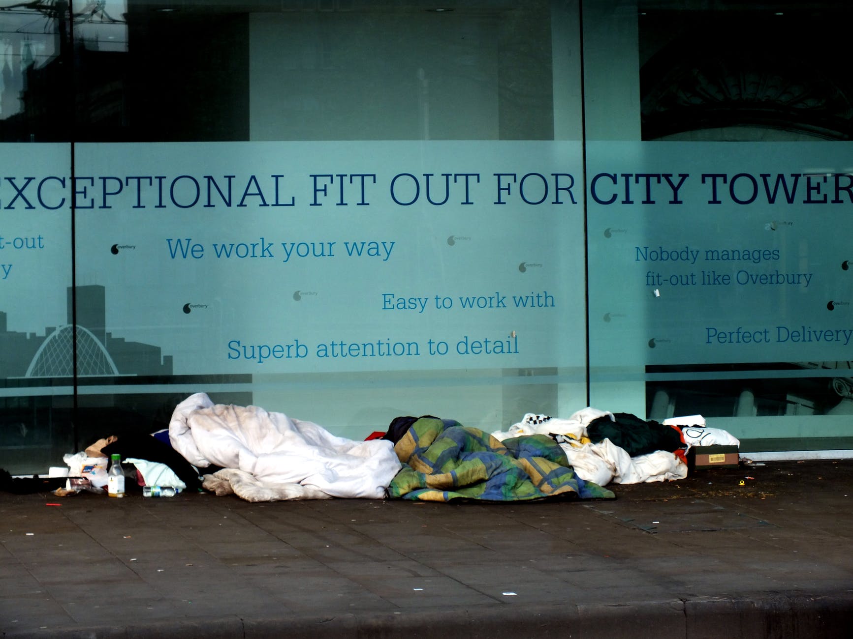 Personas sin hogar duermen en la acera. | Foto: Pexels