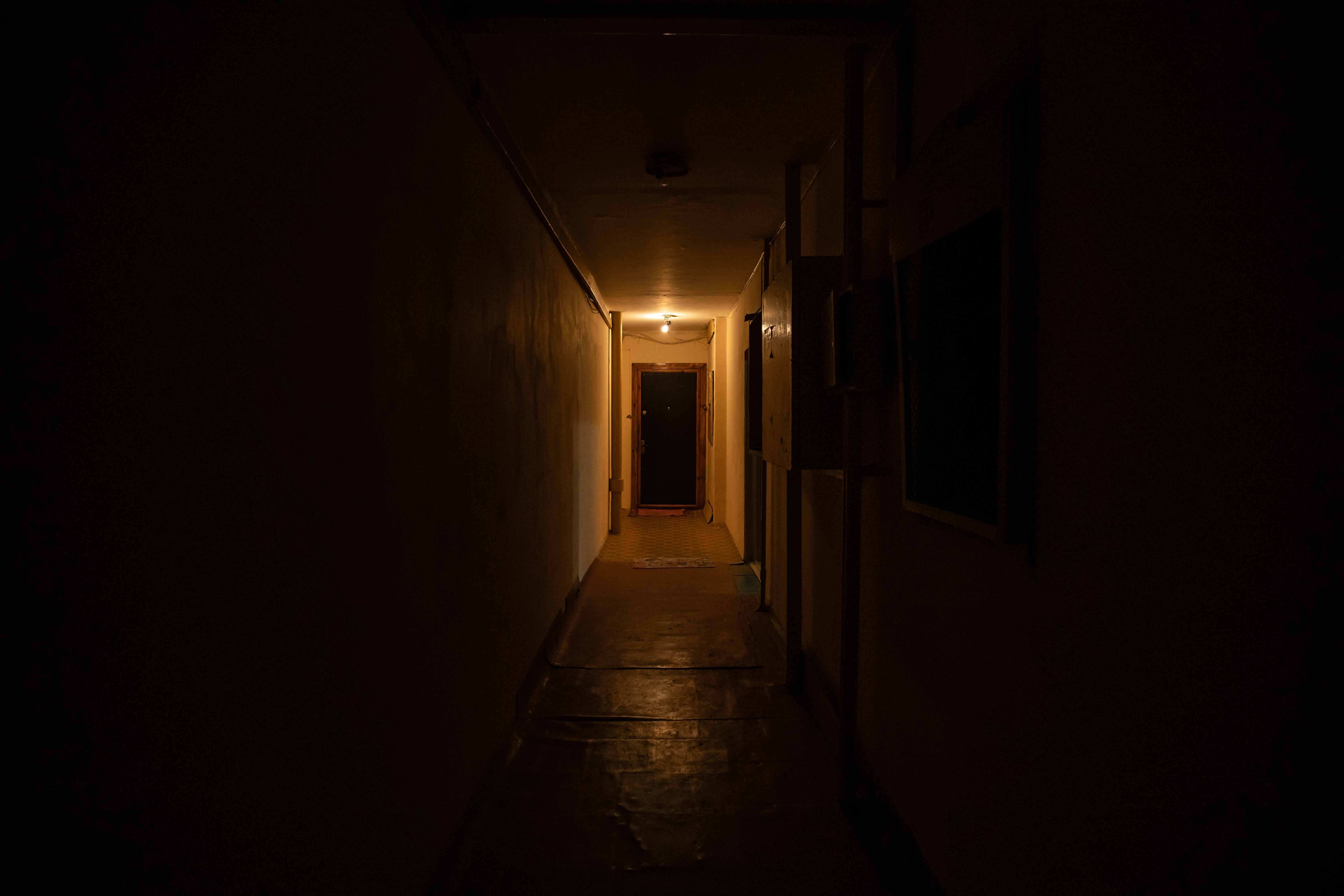 Pasillo oscuro vacío con luz al final | Fuente: Shutterstock.com