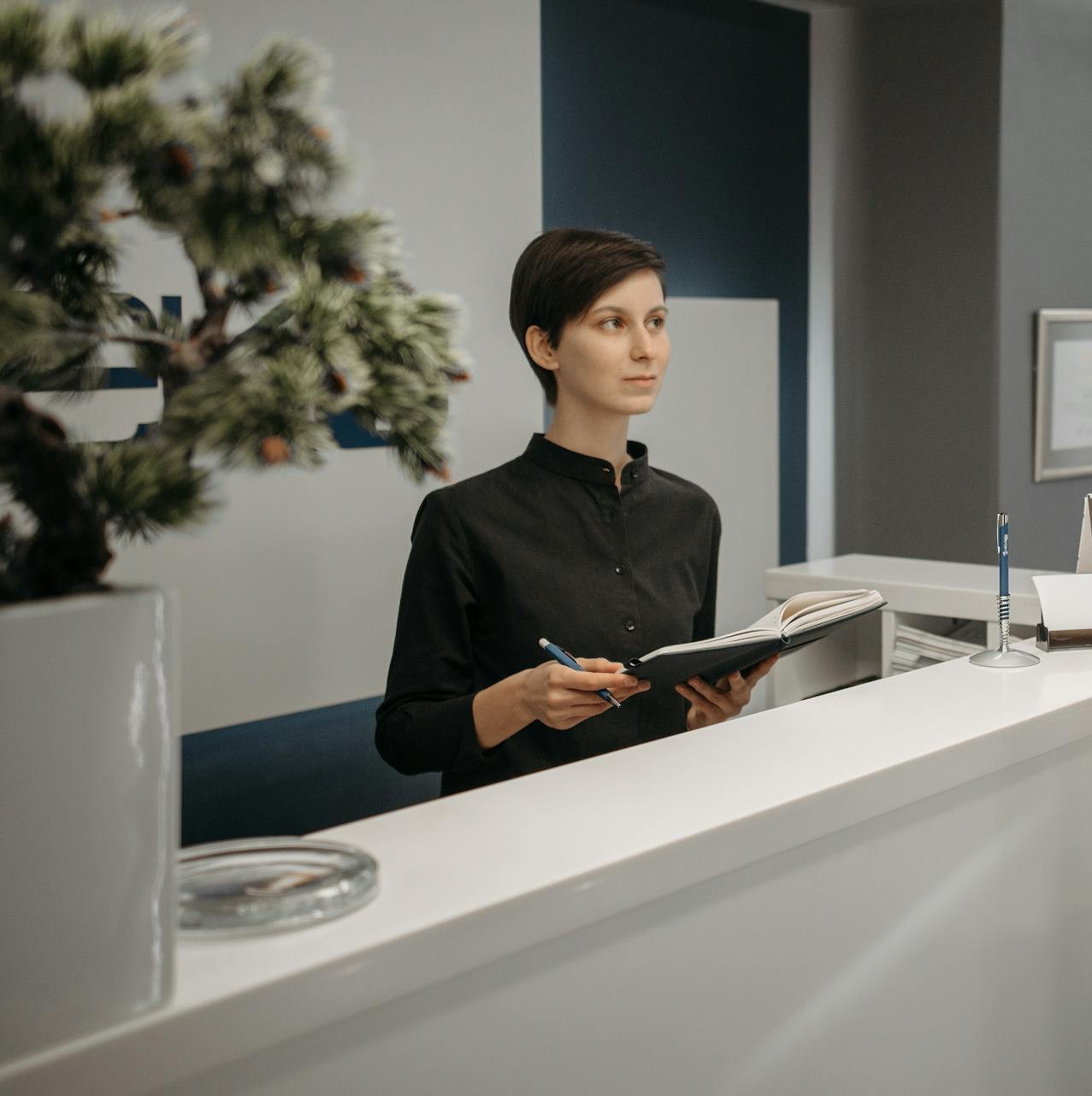 Una recepcionista en su puesto | Fuente: Pexels