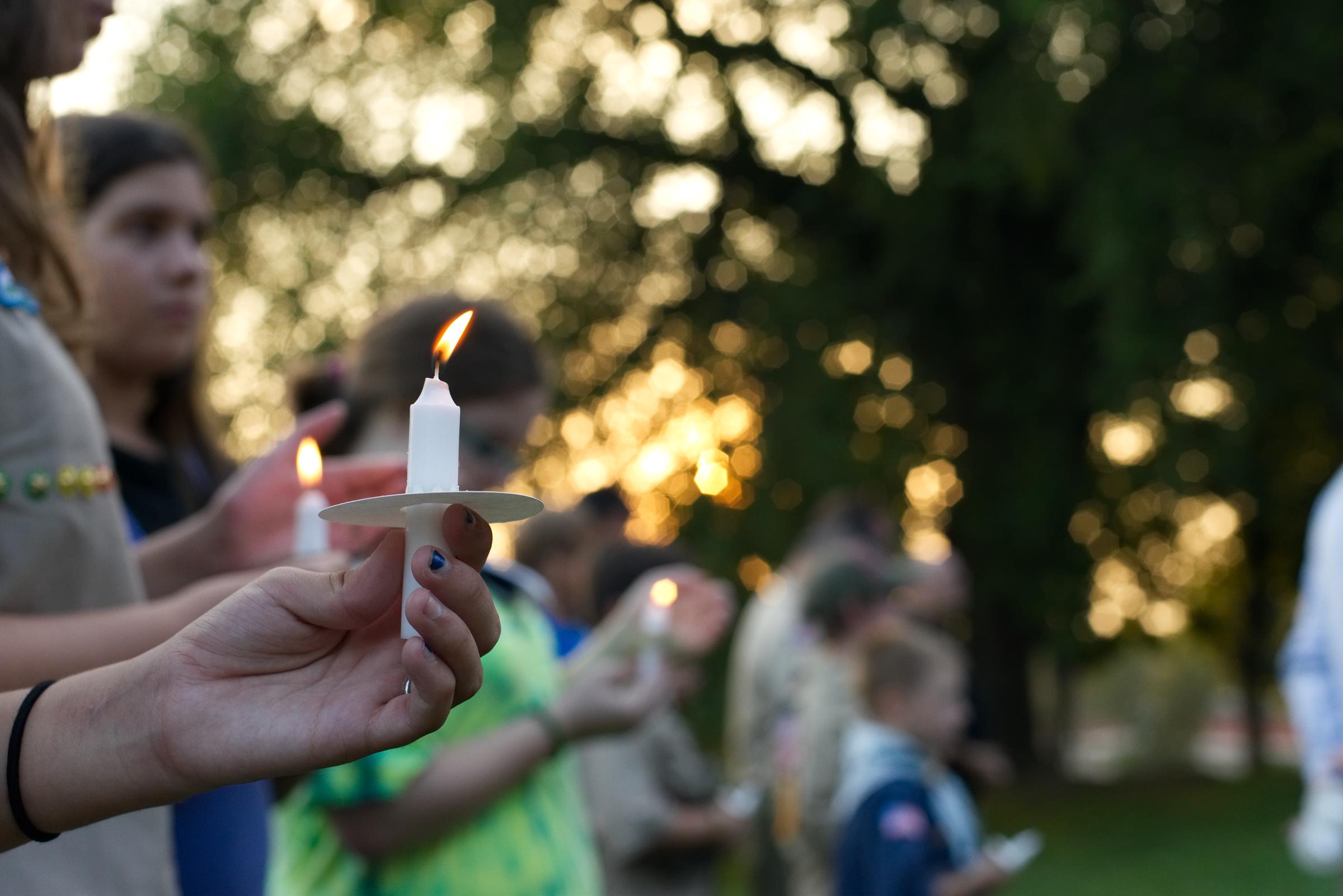 Una comunidad celebrando una ceremonia con velas | Fuente: Getty Images
