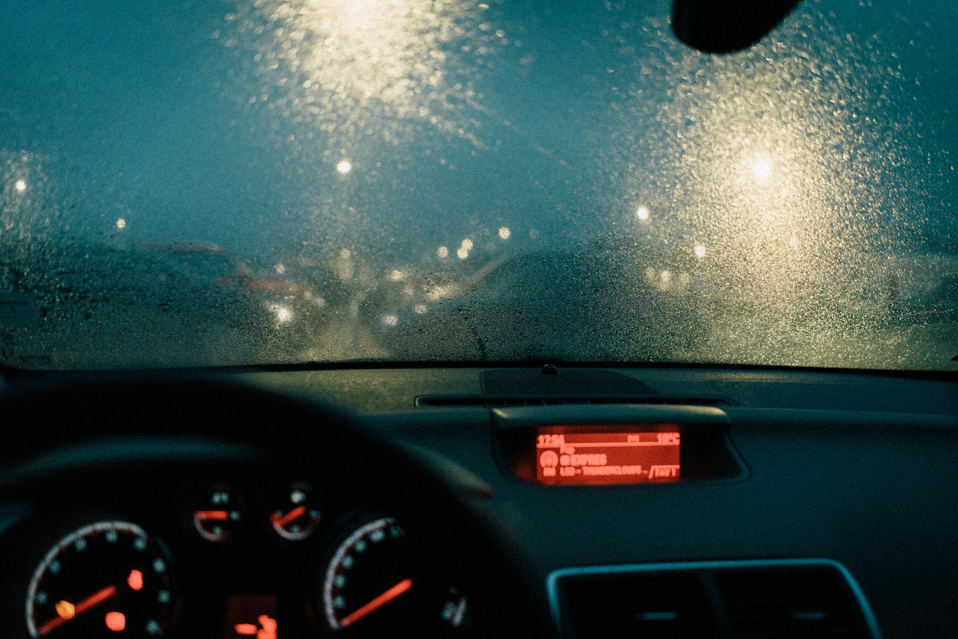 Vista desde el interior de un automóvil en una noche lluviosa | Fuente: Pexels