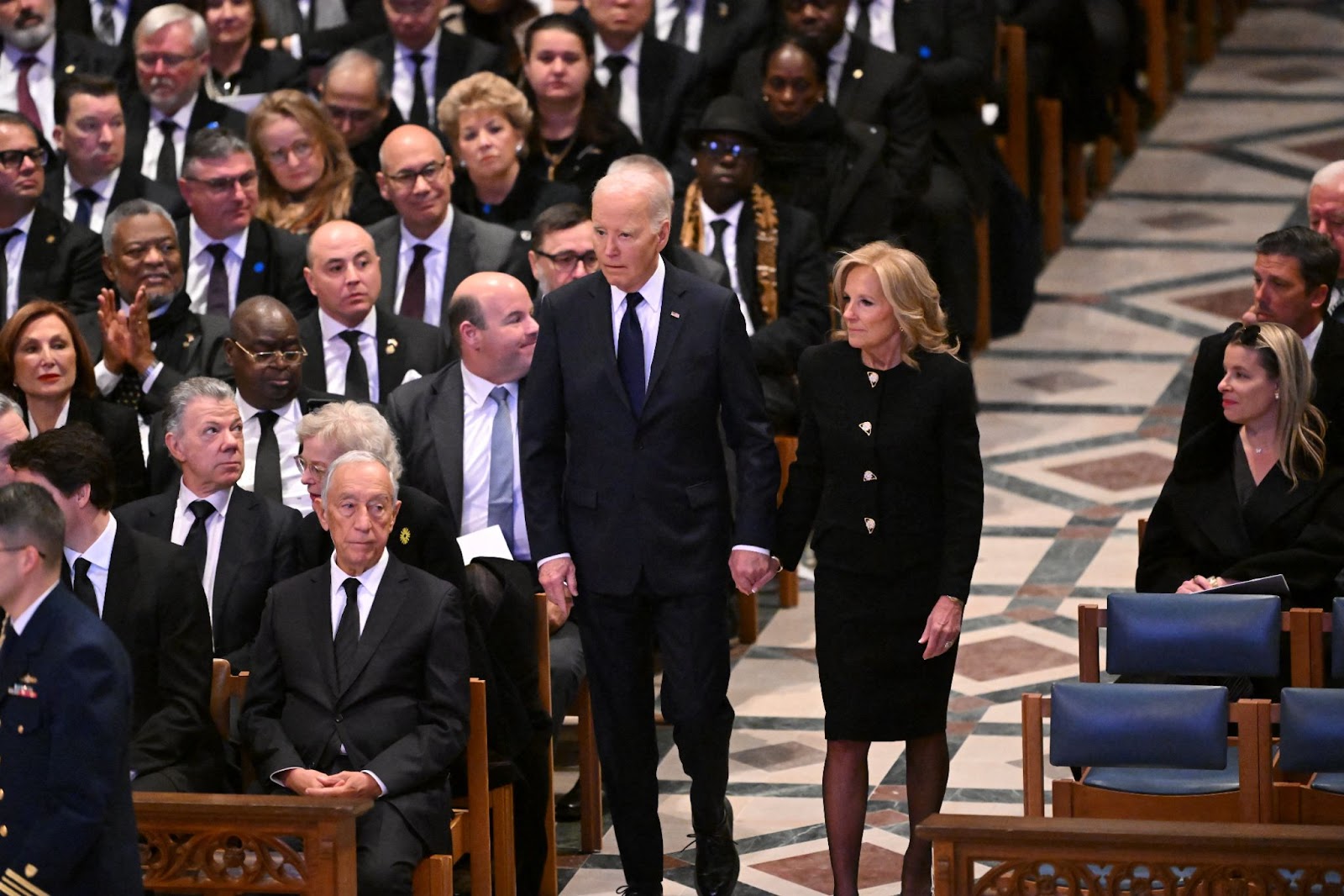 Joe Biden y la Dra. Jill Biden a su llegada al funeral de Estado por el ex presidente de EE.UU. Jimmy Carter en la Catedral Nacional de Washington en Washington, D.C., el 9 de enero de 2025. | Fuente: Getty Images