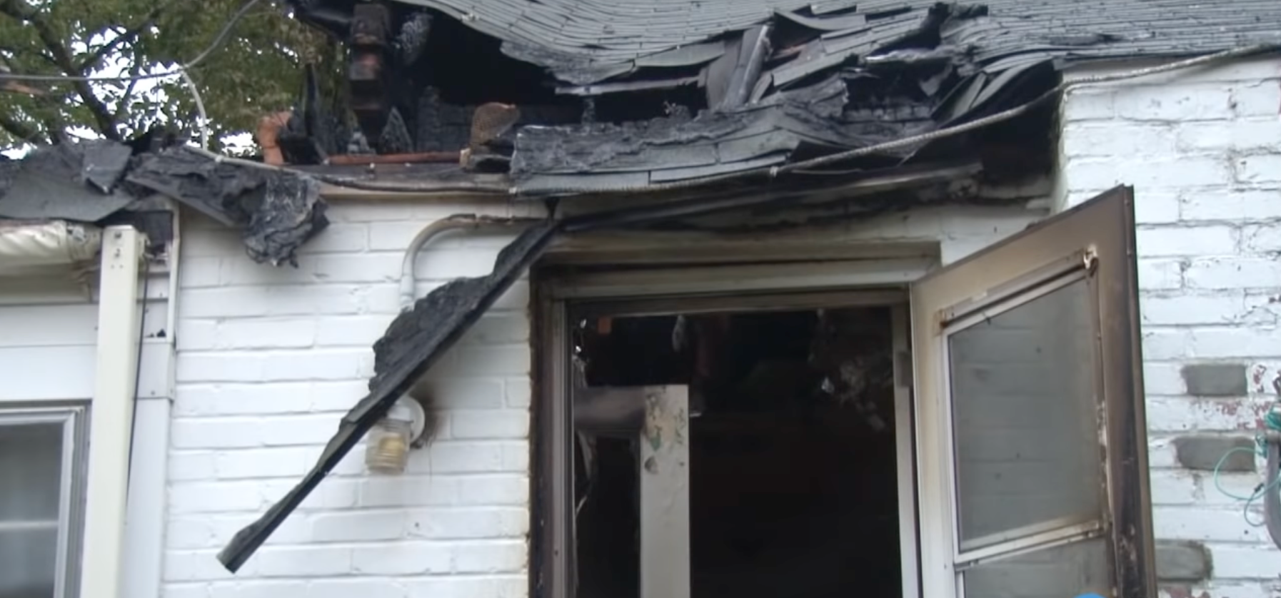 Una captura de pantalla de una noticia que muestra la casa dañada de Arthur y Rosemary Schneider tras un incendio en 2015. | Foto: youtube.com/@USATODAY
