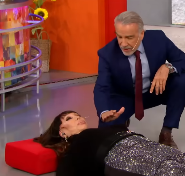 Moria Casán haciendo una demostración de RCP con el Dr. Guillermo Moyano en su programa | Fuente: YouTube/eltrece