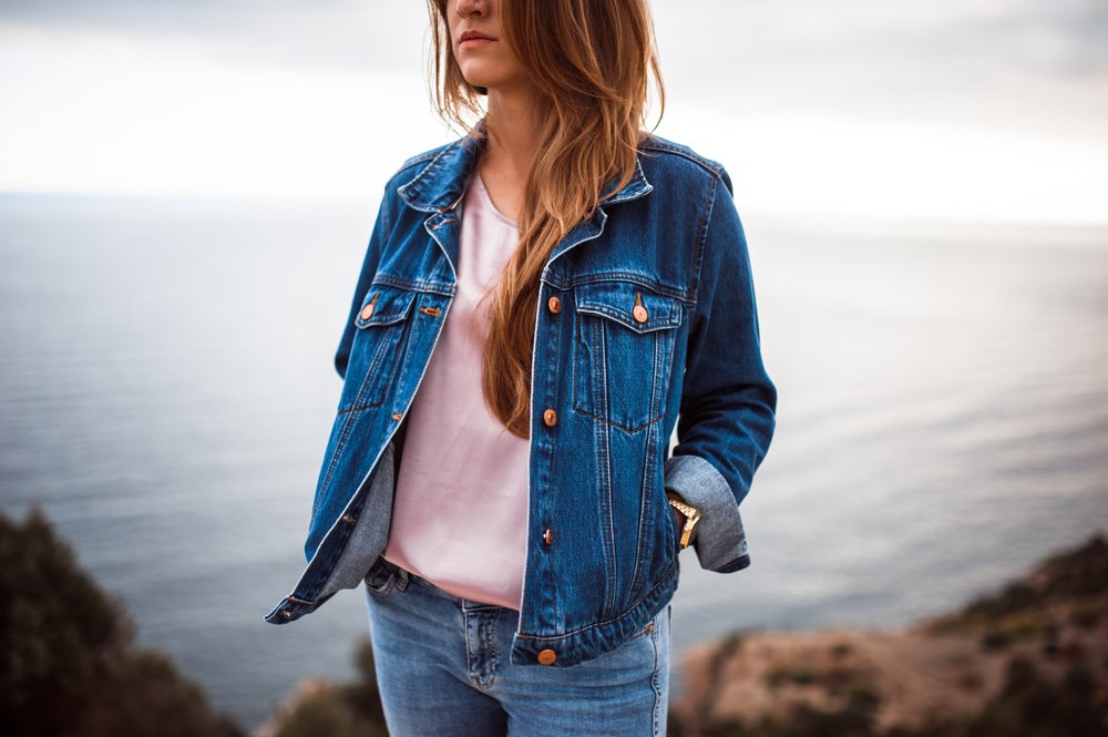 Mujer vistiendo una chaqueta de jean. | Foto: Shutterstock