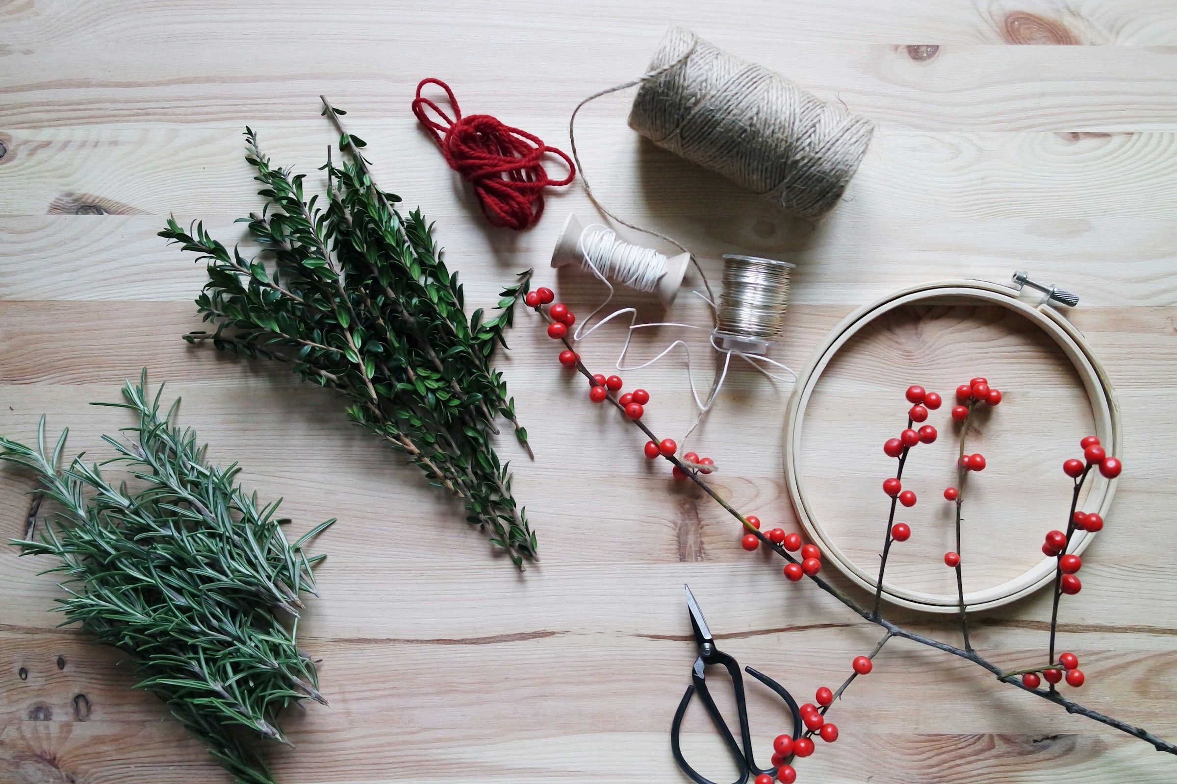 Hierbas, cuerda, tijeras y más sobre una mesa | Foto: Unsplash